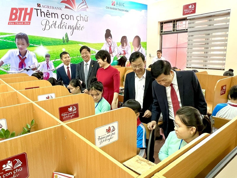 Agribank Nam Thanh Hóa tặng tủ sách mang lại hiệu quả thiết thực, góp phần hỗ trợ các thầy, cô giáo và học sinh có thêm điều kiện giảng dạy, học tập.