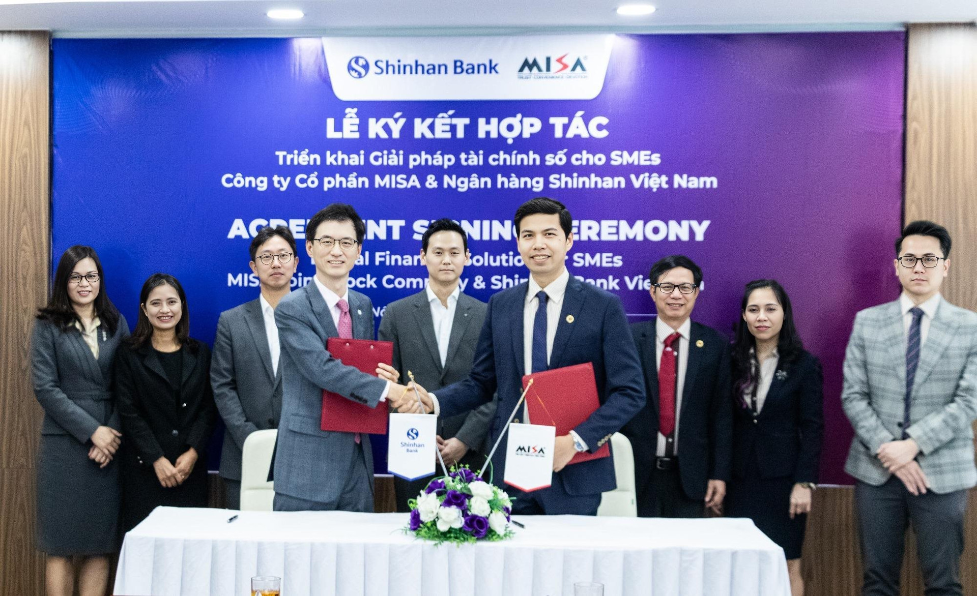 Đại diện Shinhan Việt Nam và MISA thực hiện nghi thức ký kết thỏa thuận hợp tác triển khai giải pháp tài chính số