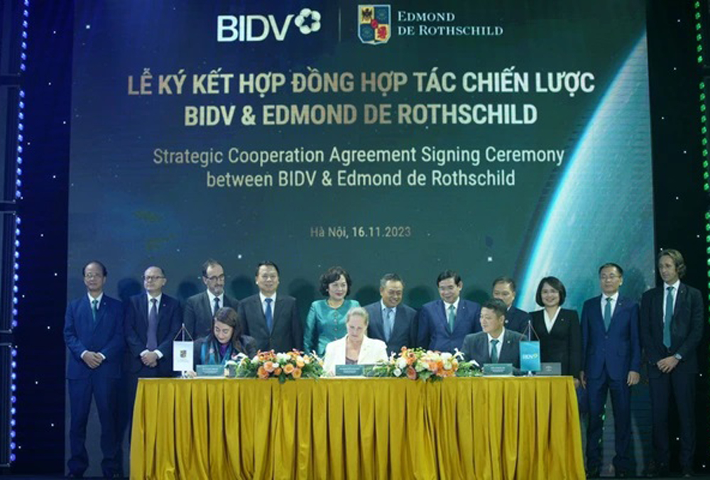 Đại diện Ngân hàng BIDV và Edmond de Rothschild thực hiện nghi thức ký hợp đồng hợp tác chiến lược