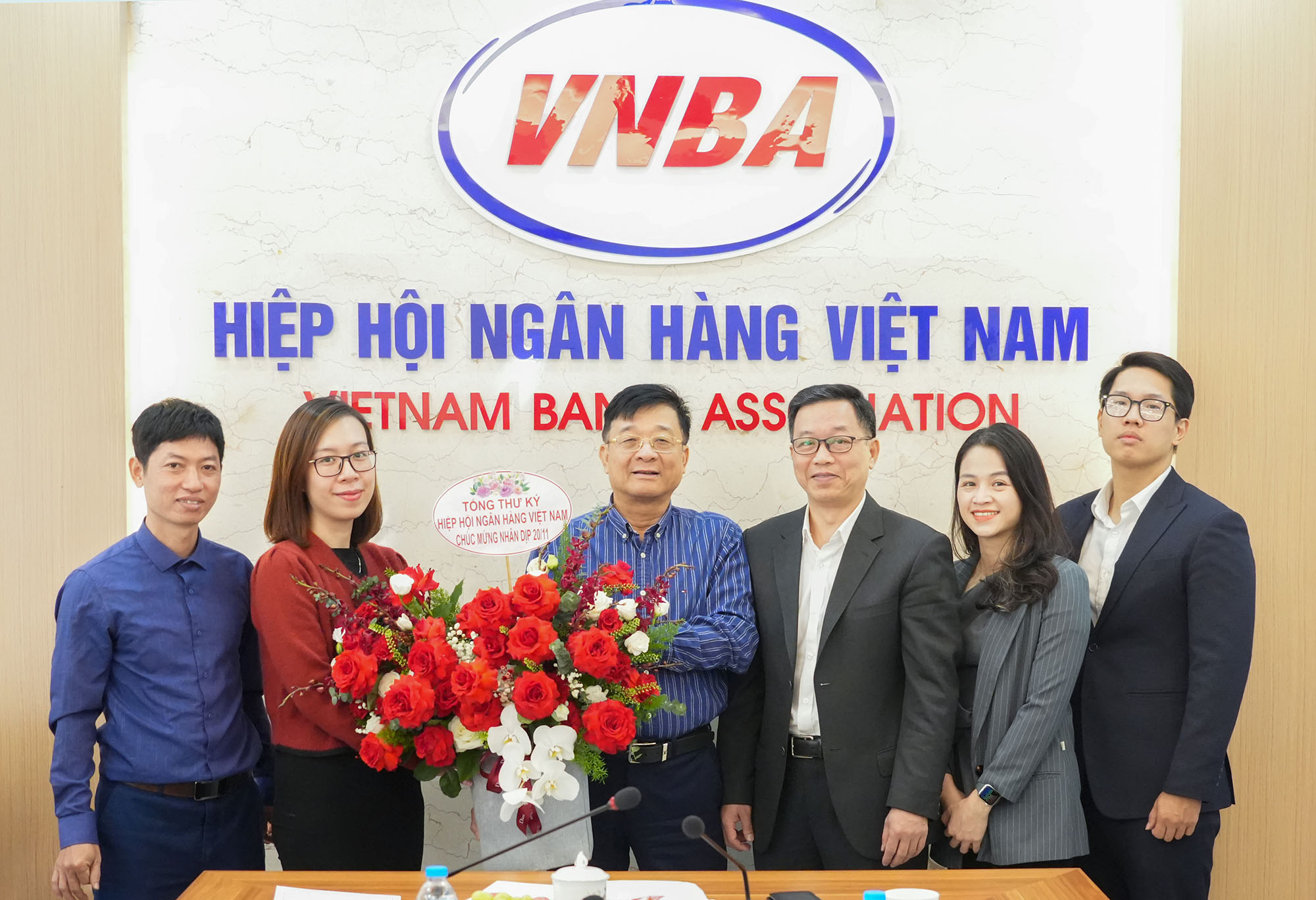 TS. Nguyễn Quốc Hùng tặng hoa chúc mừng 
