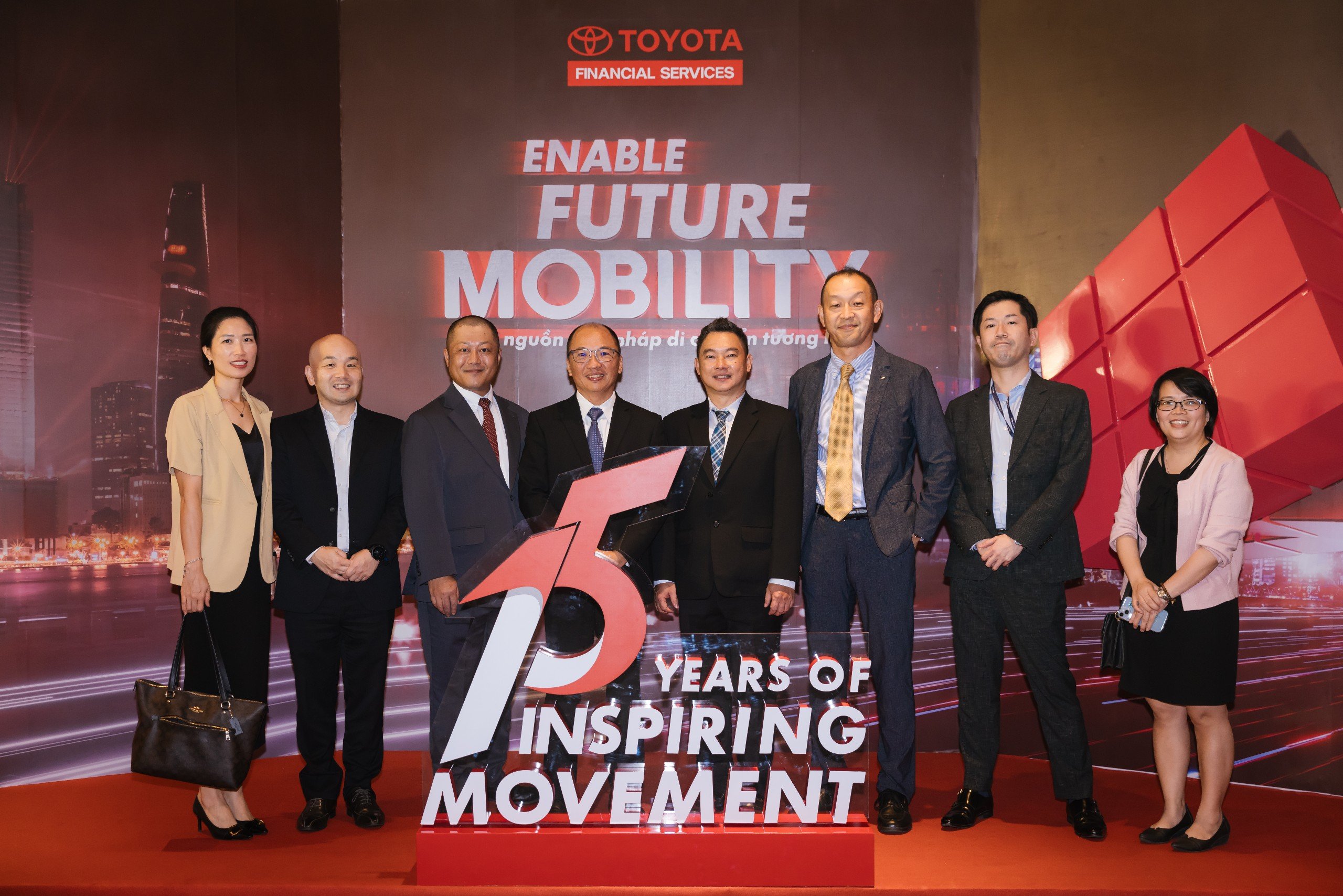 Ông Nakano Keita (người thứ 3 tính từ phải qua) cùng các đại diện Công ty Ô tô Toyota Việt Nam và đại diện TFSVN tại sự kiện kỷ niệm 15 năm