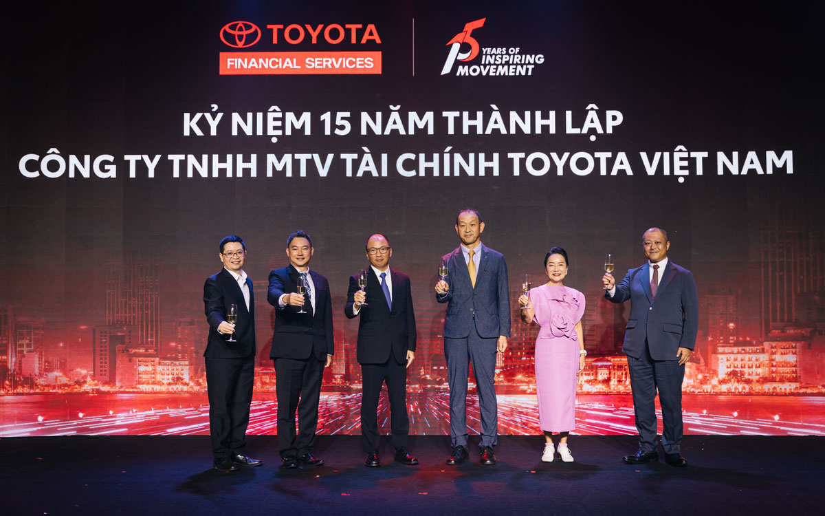 Đại diện Lãnh đạo của Công ty Tài chính Toyota (TFSVN) cùng Đại biểu của Toyota Việt Nam và Đại lý