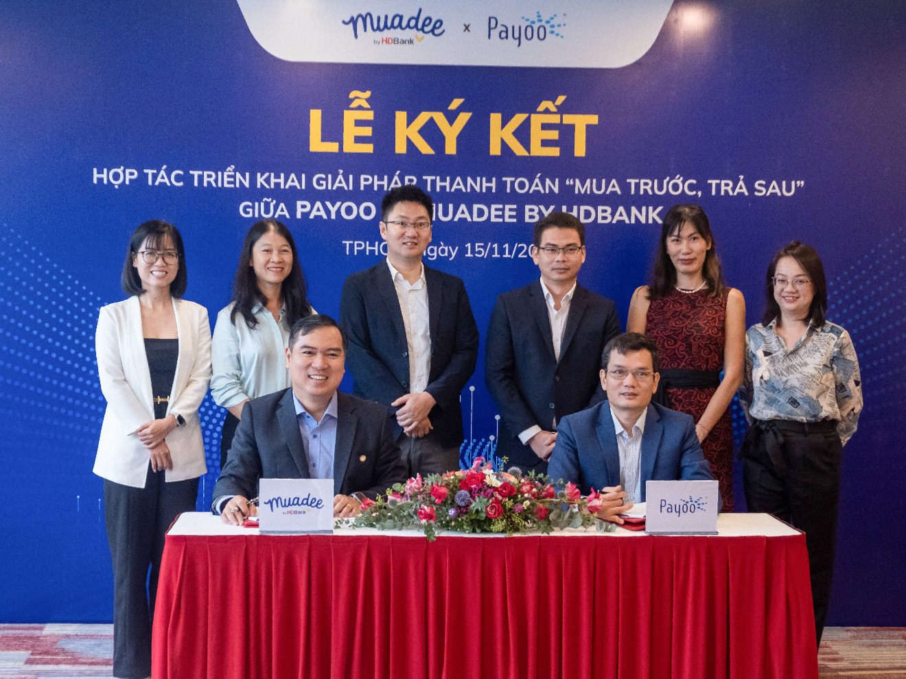 Đại diện Payoo và ban dự án Muadee by HDBank thực hiện nghi thức ký kết hợp tác