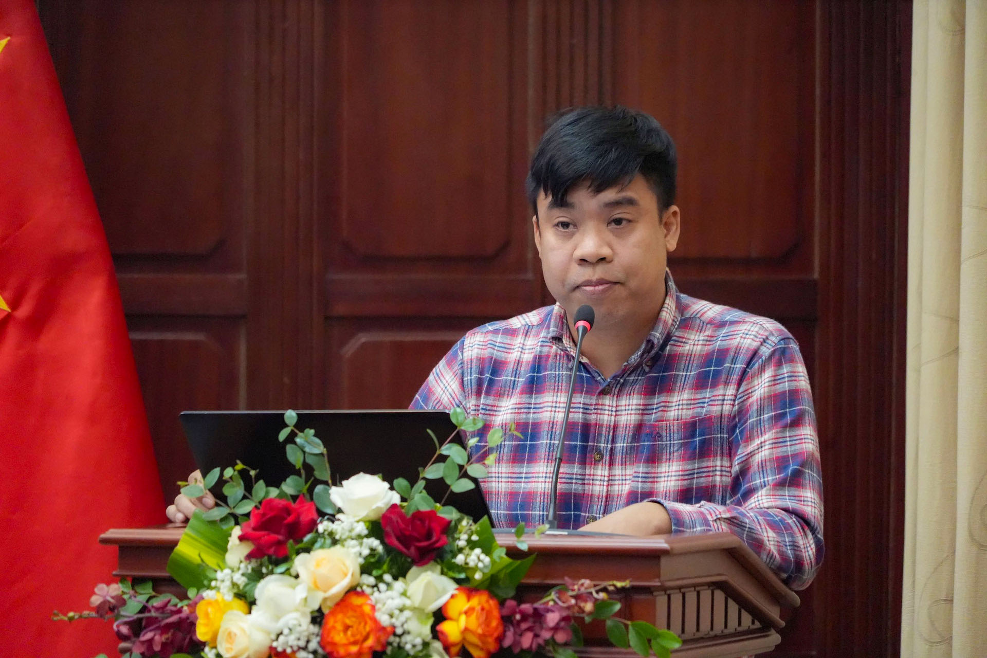 Đại diện UB Group trình bày tham luận "Kinh nghiệm phòng ngừa khủng hoảng, quản trị thông tin trên mạng xã hội và những khuyến nghị"