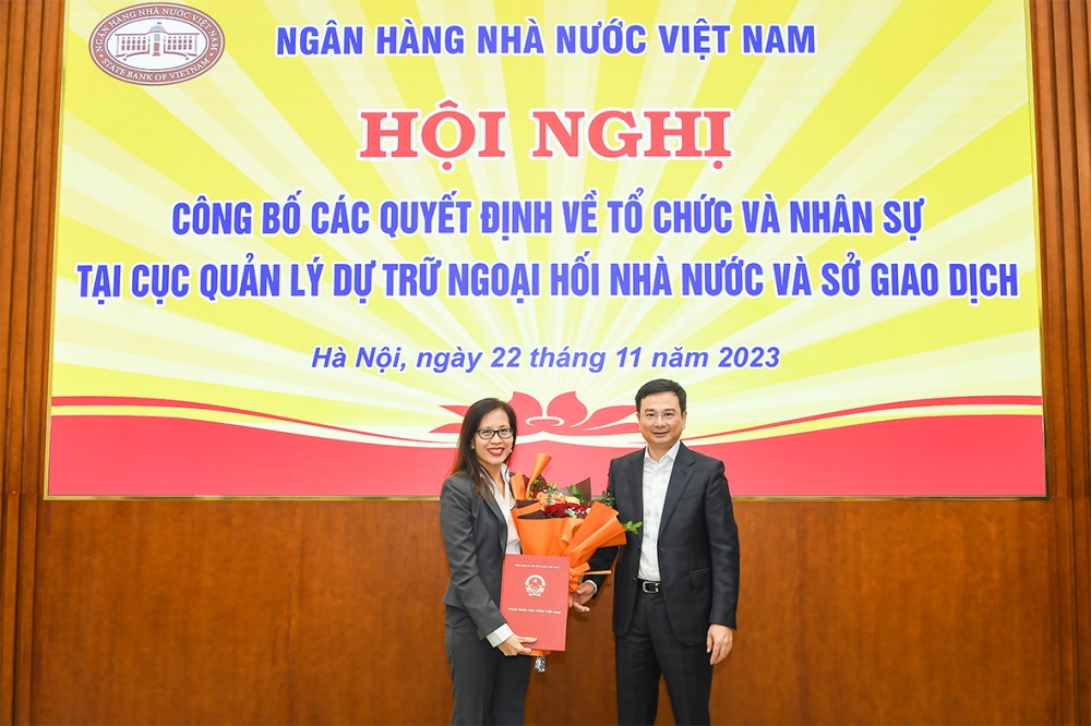 Phó Thống đốc NHNN Phạm Thanh Hà trao Quyết định cho đ/c Trịnh Thị Hồng Lê và Lữ Thị Thu Hiền