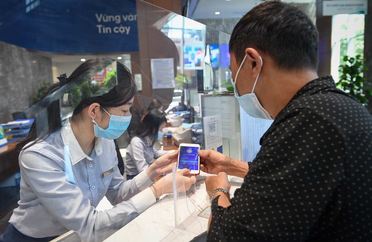 Khách hàng sử dụng ứng dụng MB