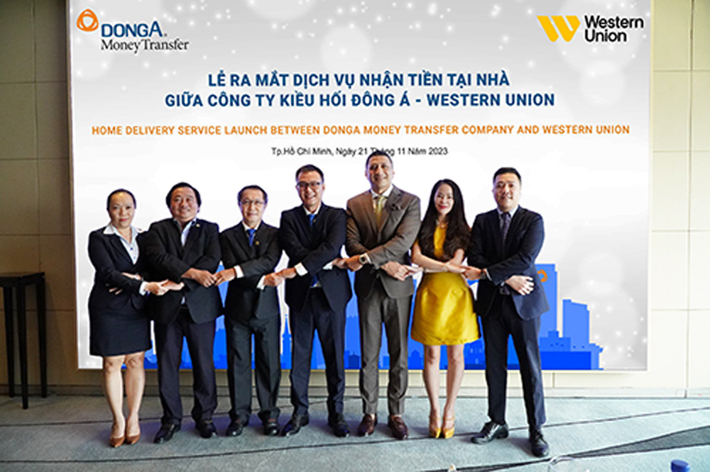 Đại diện Ngân hàng DongA Bank, cùng Công ty DongA Money Transfer và Western Union chụp ảnh trong lễ ra mắt