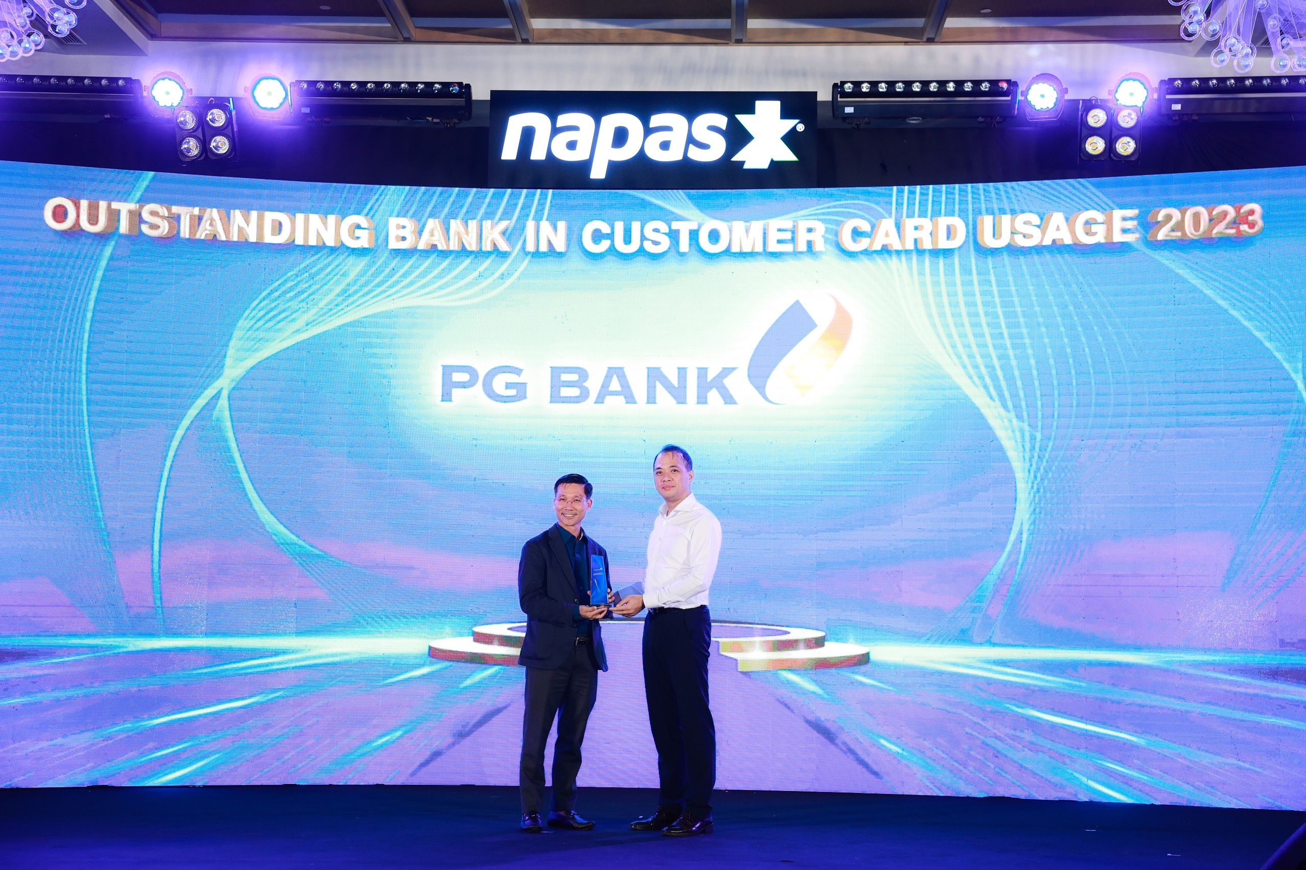 Ông Vương Phúc Chính – Thành viên Hội đồng Quản trị, Giám đốc Khối DVNHBL đại diện cho PG Bank nhận Cup vinh danh của NAPAS
