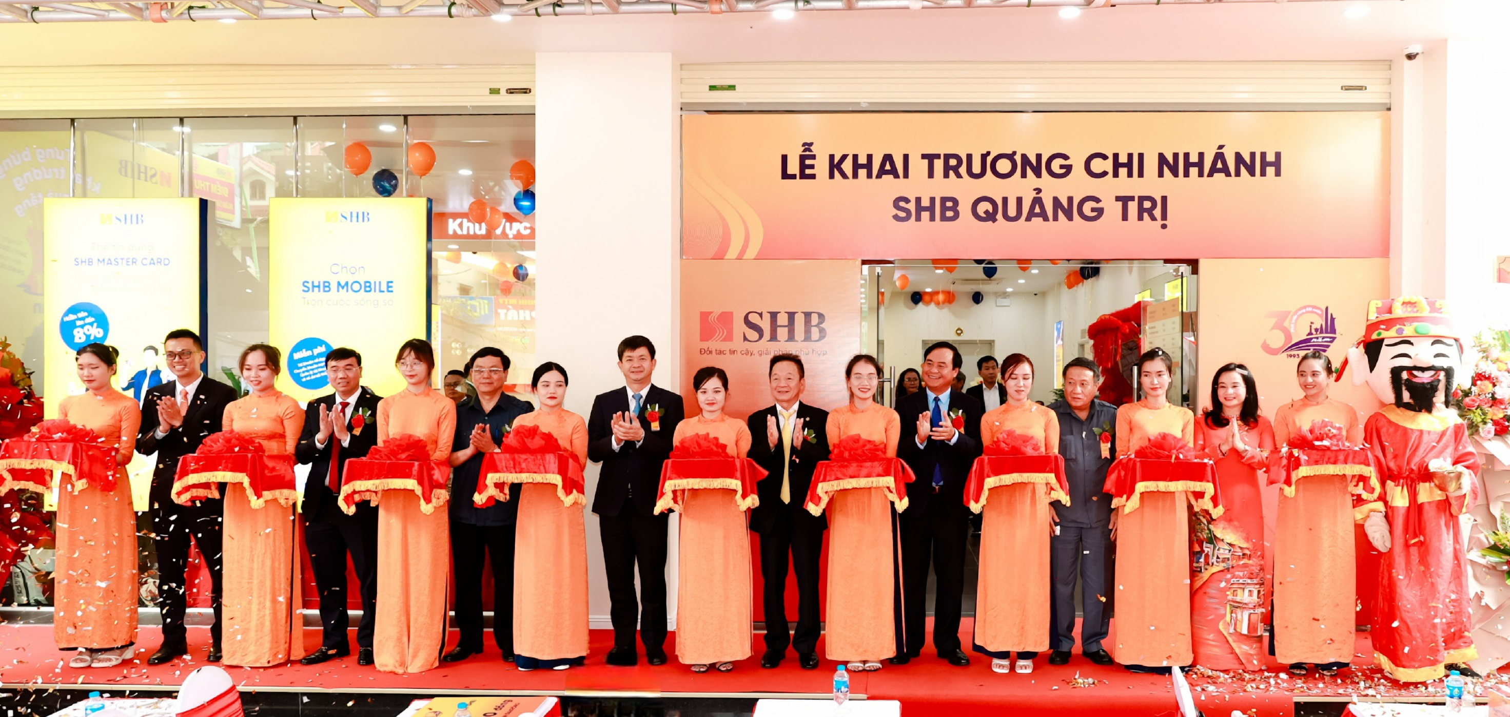 Các đại biểu thực hiện nghi thức cắt băng khai trương chi nhánh SHB Quảng Trị