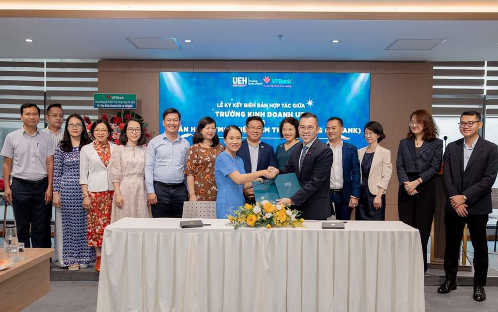 Đại diện VPBank và Trường Đại học Kinh tế Thành phố Hồ Chí Minh thực hiện nghi thức ký kết hợp tác giai đoạn năm 2023-2026