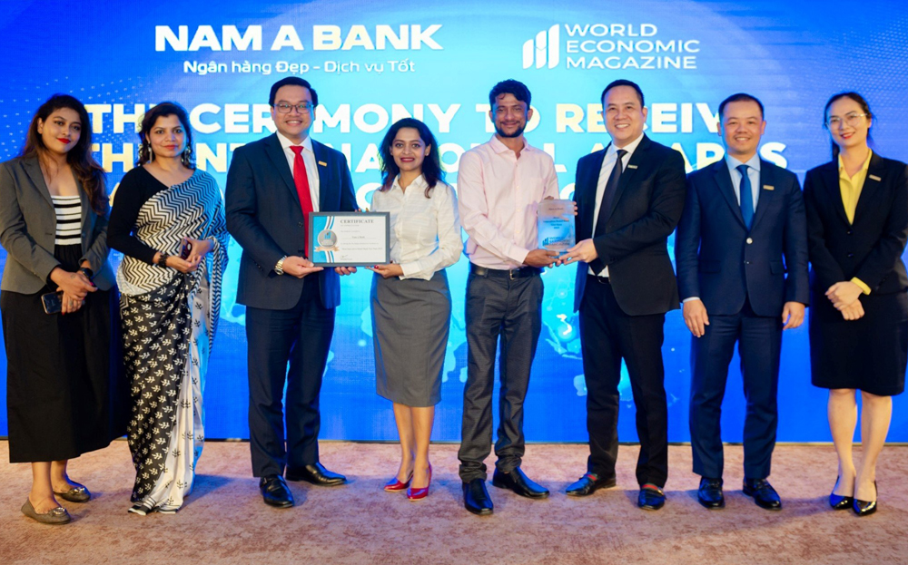 Đại diện Nam A Bank nhận 02 giải thưởng của World Economic Magazine