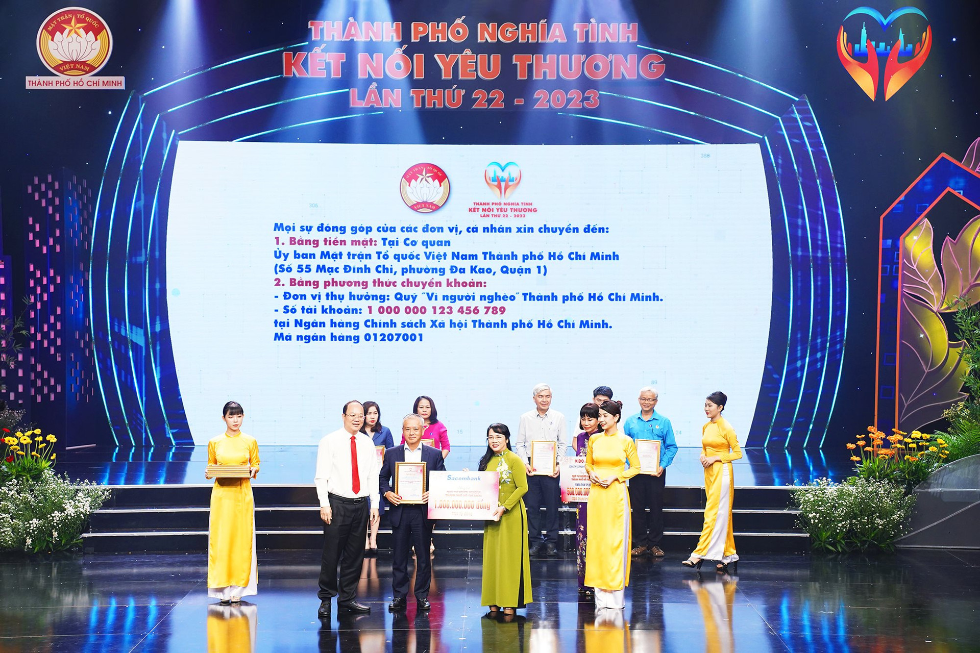 Ông Phan Đình Tuệ - Thành viên HĐQT Sacombank trao biểu trưng ủng hộ 1 tỷ đồng vào quỹ “Vì người nghèo” của TP.HCM cho bà Trần Kim Yến – Chủ tịch Ủy ban MTTQ Việt Nam TP.HCM