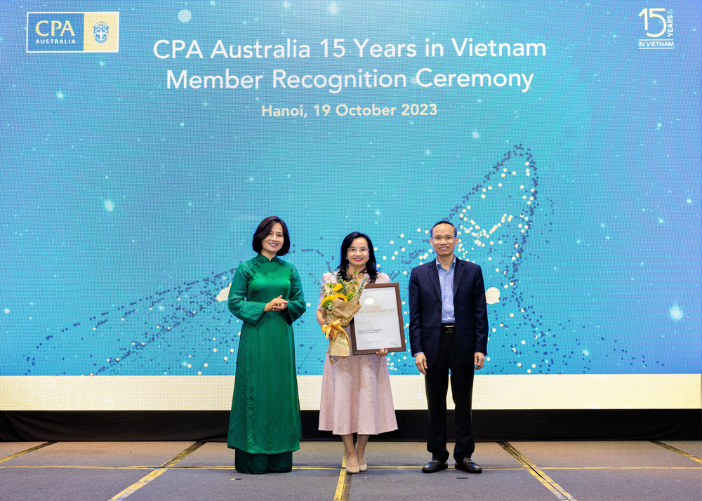 Bà Ngô Thu Hà - Tổng Giám đốc, đại diện Ngân hàng SHB nhận chứng chỉ "Đối tác đạt chuẩn về đào tạo và phát triển chuyên môn"
