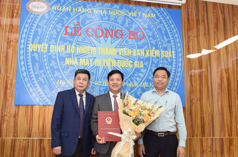 Đ/c Nguyễn Hồng Trường đón nhận Quyết định của Thống đốc NHNN