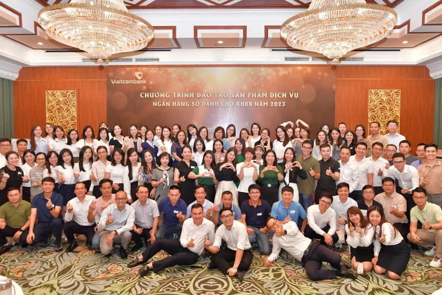 Ban Tổ chức chương trình và các học viên chụp hình lưu niệm kết thúc khóa đào tạo