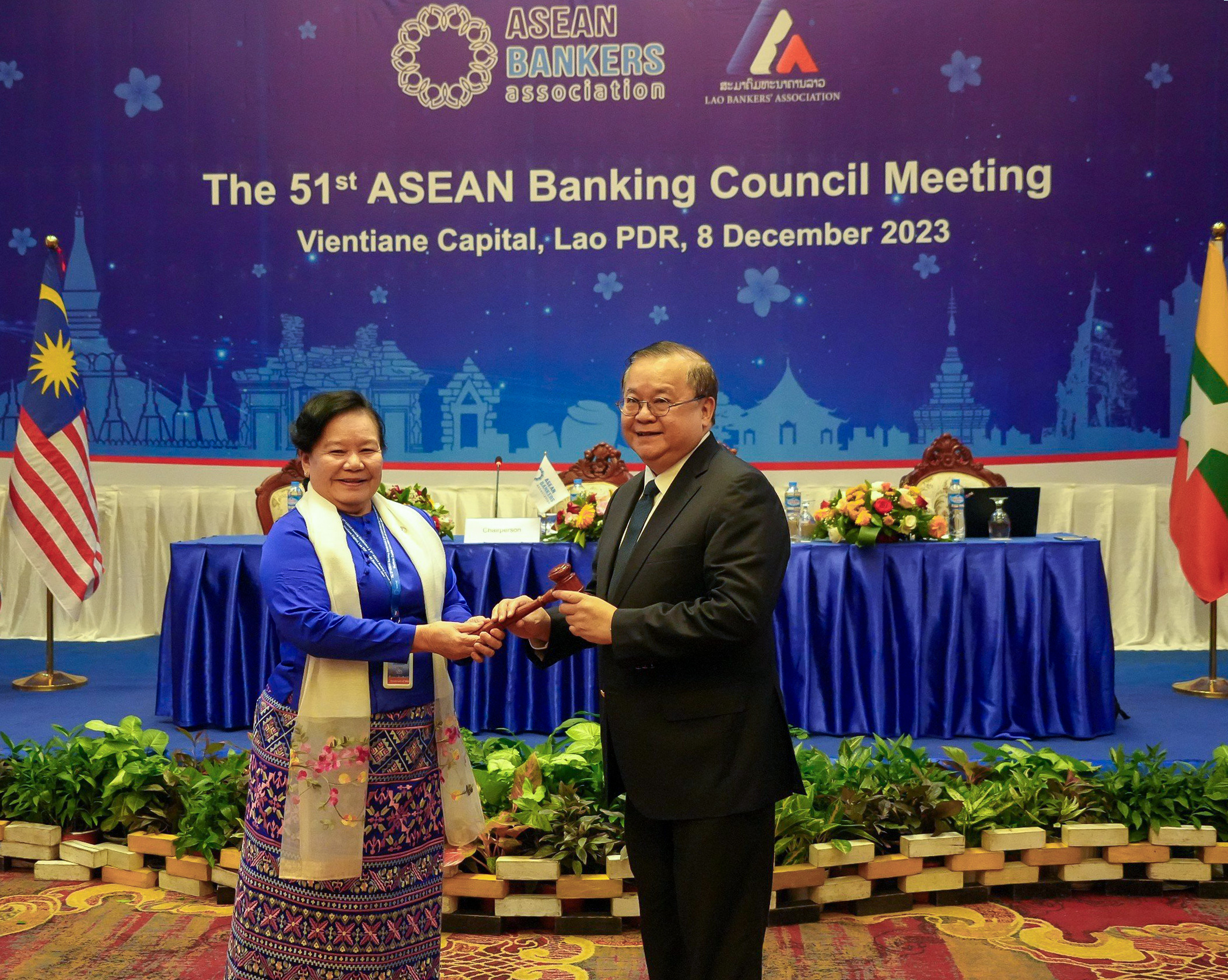 Chuyển giao trượng tượng trưng Chủ tịch Hiệp hội Ngân hàng ASEAN từ Hiệp hội Ngân hàng Myanmar sang Hiệp hội Ngân hàng Philippines. Ảnh: Bảo Đăng