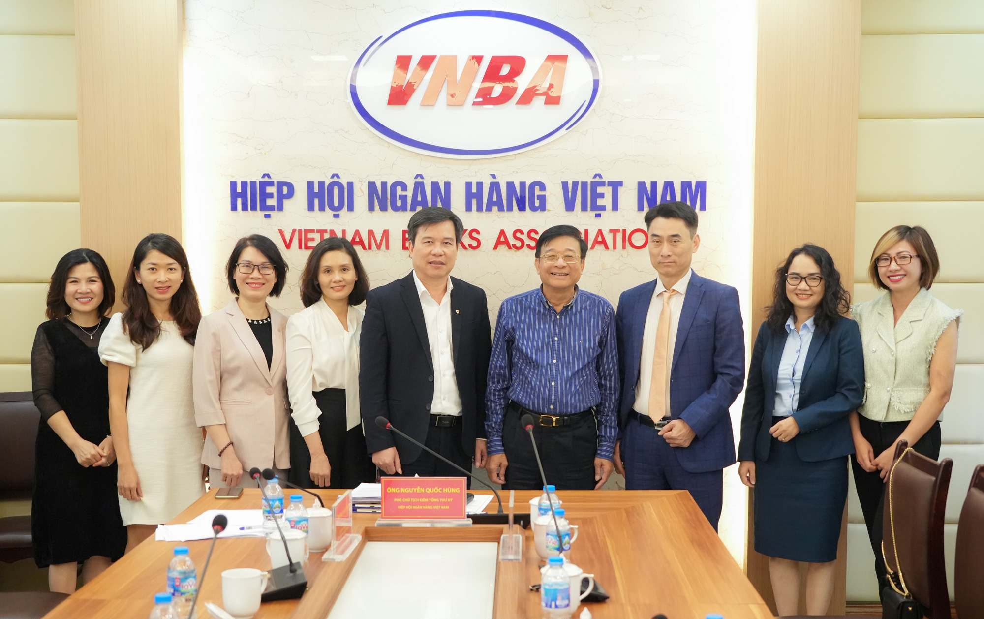 TS Nguyễn Quốc Hùng chụp ảnh lưu niệm cùng ban soạn thảo