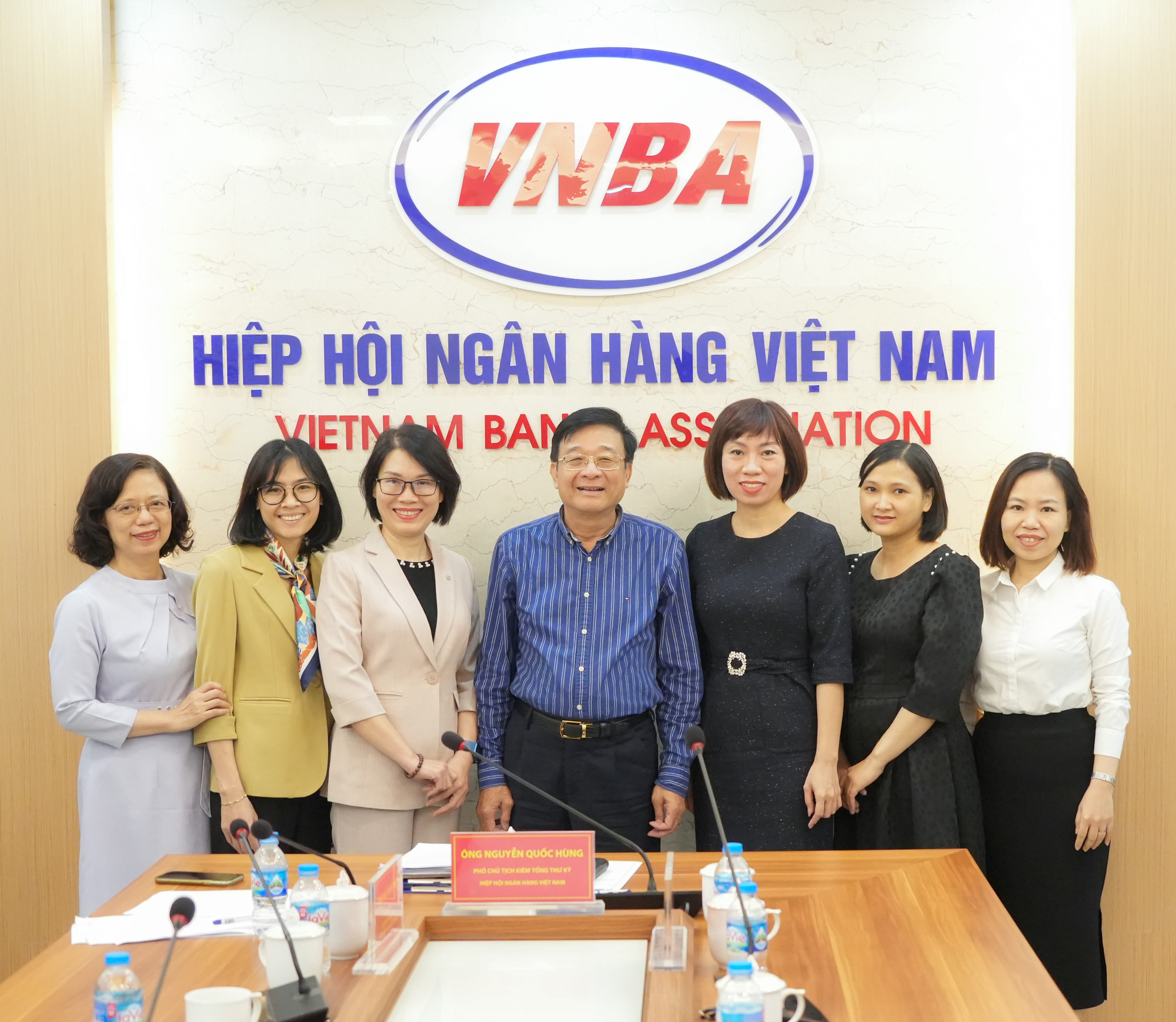 TS Nguyễn Quốc Hùng chụp ảnh lưu niệm cùng Tổ giúp việc