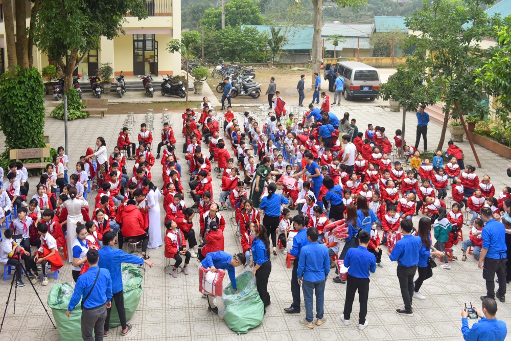Toàn cảnh buổi thiện nguyện, trao quà, tặng áo cho các em học sinh