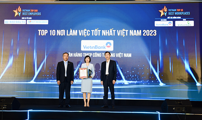 Bà Lê Phương Lan - Phó Giám đốc Khối Nhân sự VietinBank, đại diện VietinBank nhận Cúp vinh danh “Top 10 nơi làm việc tốt nhất Ngành Ngân hàng - Tài chính - Bảo hiểm” năm 2023