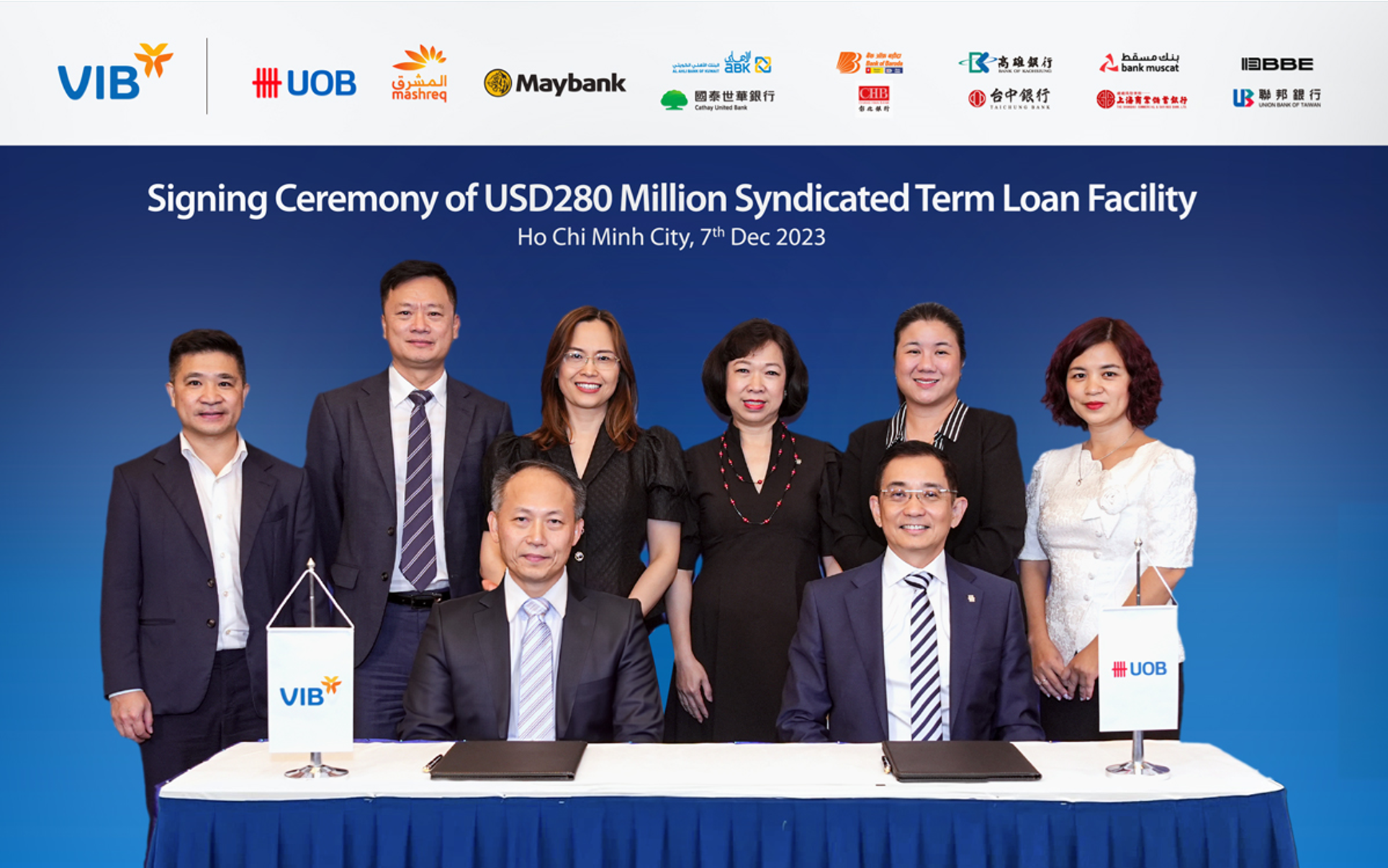 Đại diện ngân hàng VIB và UOB thực hiện nghi thức ký kết khoản vay hợp vốn