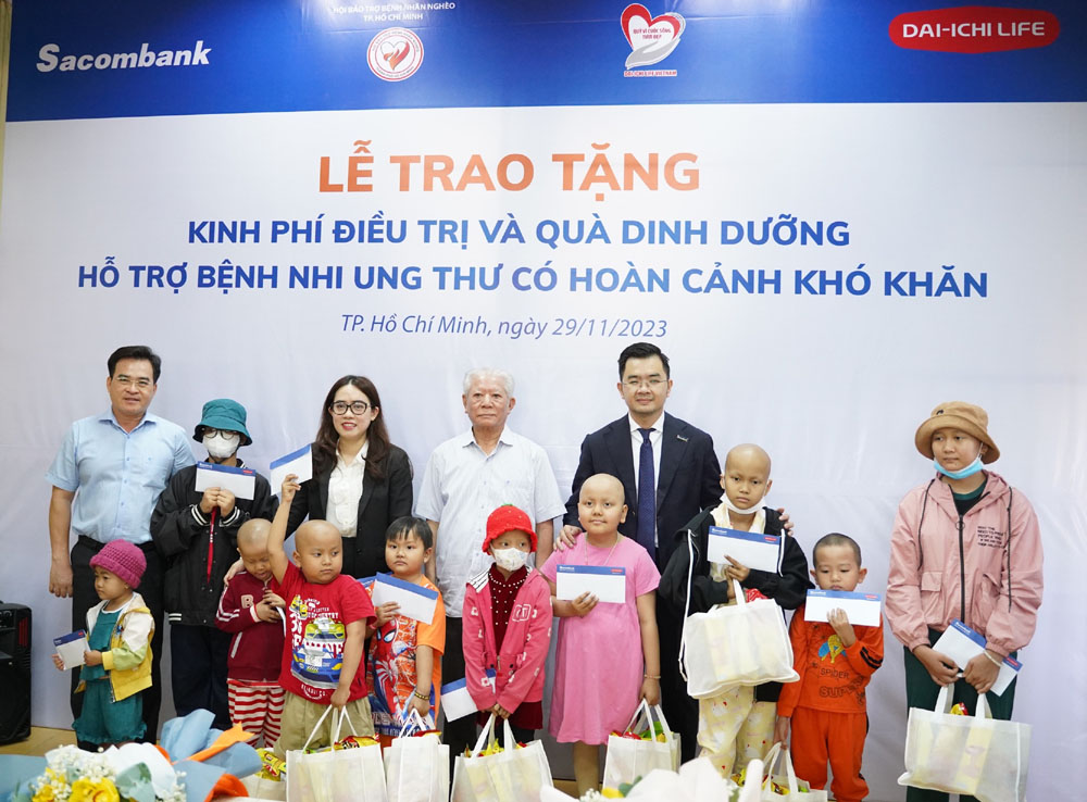 Sacombank và Dai-ichi Life trao tặng kinh phí điều trị và quà dinh dưỡng hỗ trợ bệnh nhi ung thư có hoàn cảnh khó khăn tại TP. Hồ Chí Minh