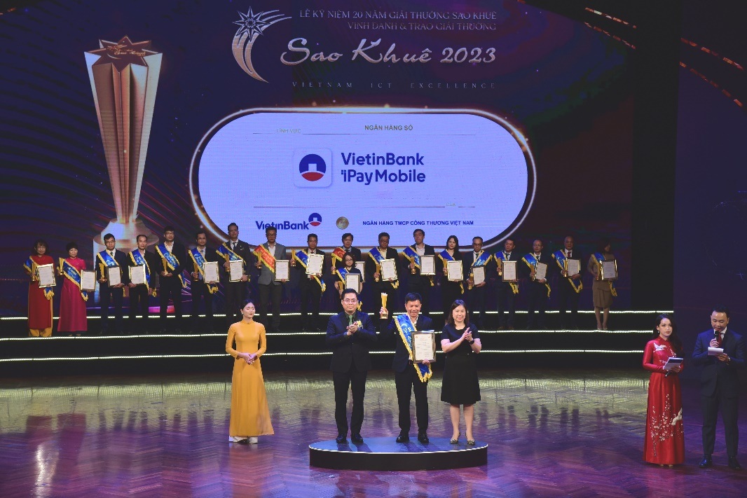Đại diện VietinBank nhận Giải thưởng Sao Khuê 2023 cho ứng dụng Ngân hàng số VietinBank iPay Mobile (Ảnh: VietinBank).