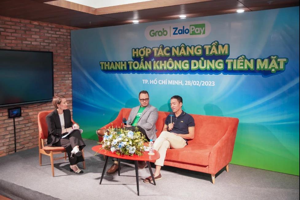 Ông Lê Hồng Minh - CEO VNG (phải) và ông Alejandro Osorio - Giám đốc điều hành Grab Việt Nam tại Hội thảo Hợp tác nâng tầm thanh toán không dùng tiền mặt