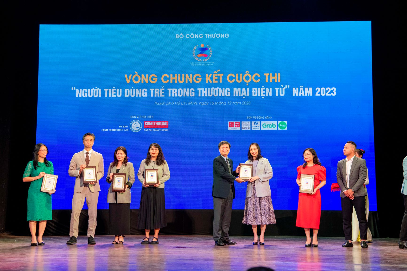 Đại diện Shinhan Finance nhận kỷ niệm chương ghi nhận tài trợ từ Ban Tổ chức Cuộc thi