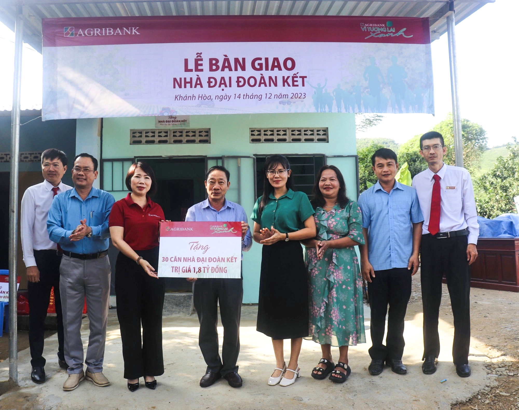 Đồng chí Lâm Thị Hồng (thứ ba từ trái sang) – Chủ tịch Công đoàn cơ sở, Phó Giám đốc Agribank Chi nhánh tỉnh Khánh Hòa trao biểu trưng tài trợ 1,8 tỷ đồng xây dựng 30 căn nhà đại đoàn kết tại huyện Khánh Vĩnh