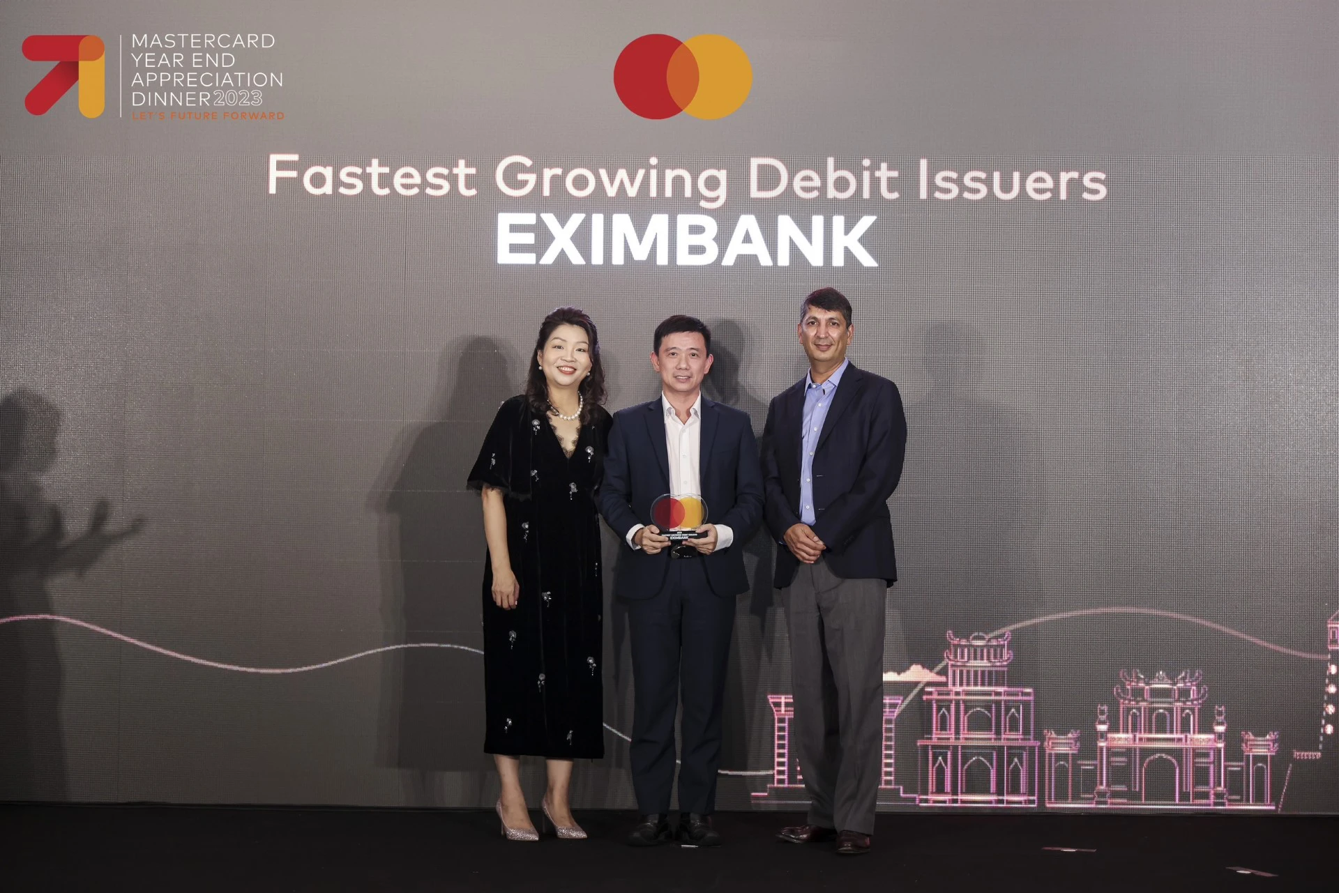 Đại diện Eximbank nhận giải thưởng "Fastest Growing Debit Issuers" từ Mastercard