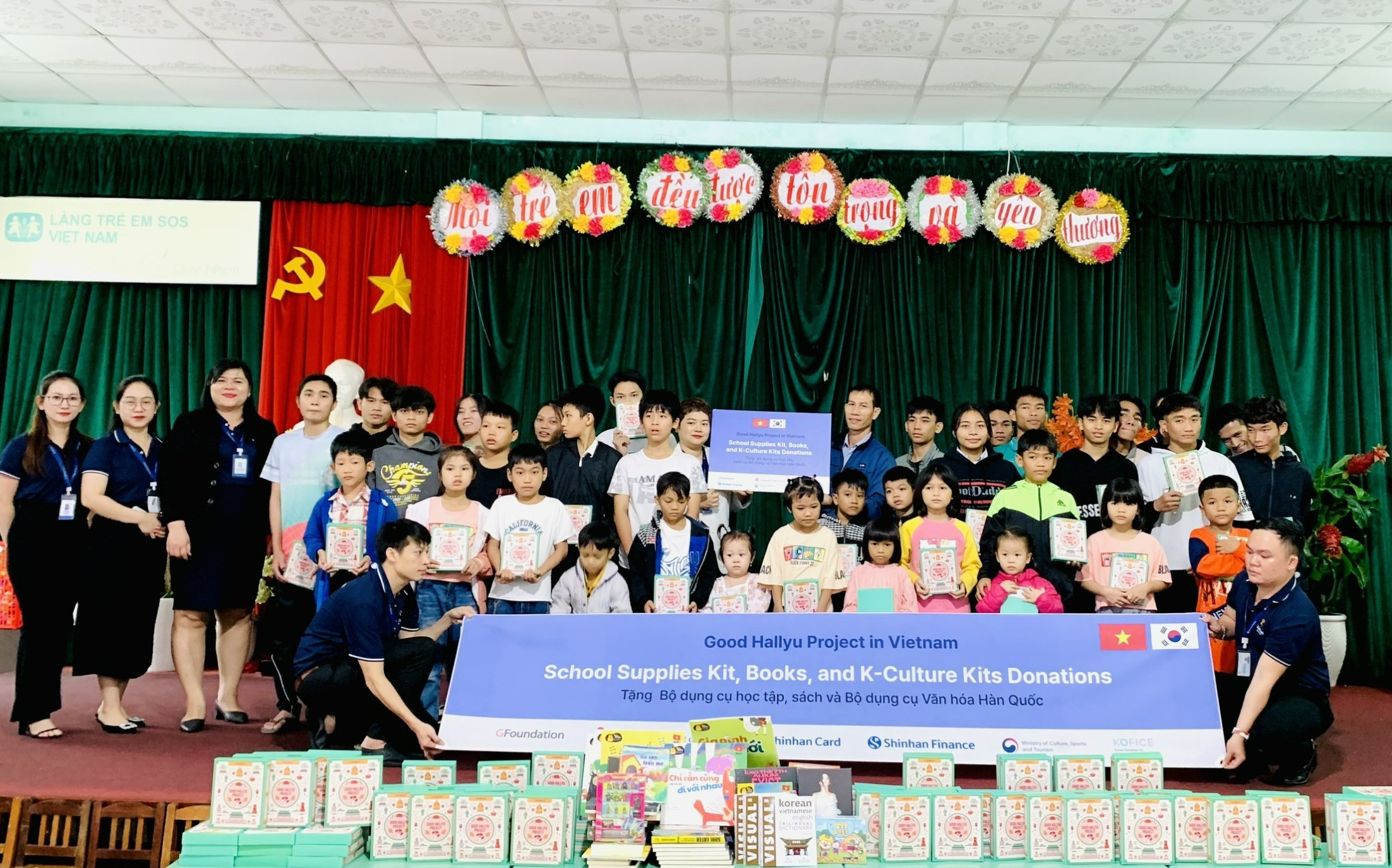 Shinhan Finance trao tặng 150 phần quà và hơn 270 đầu sách các loại cho các em nhỏ và Thư viện Làng SOS Quy Nhơn