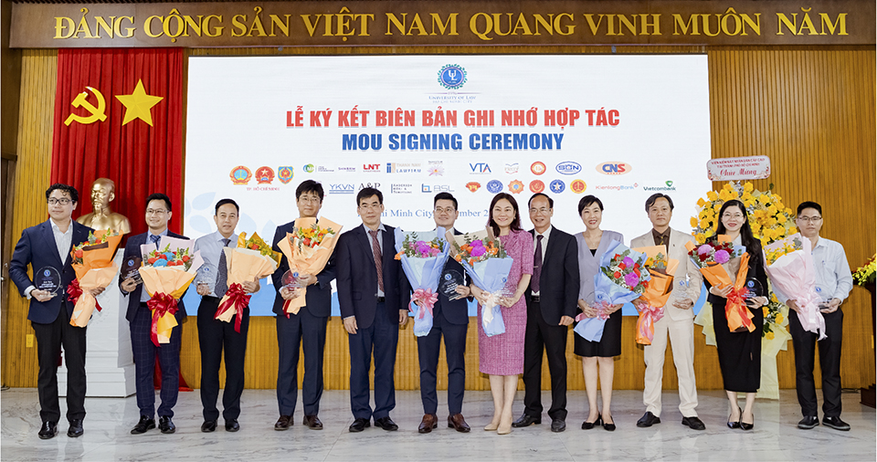 Bà Lâm Thị Mỹ Nương – Phó Giám đốc Nhân sự và Tiến sĩ Lê Trường Sơn - Hiệu trưởng trường Đại học Luật Thành phố Hồ Chí Minh thực hiện nghi thức ký kết.