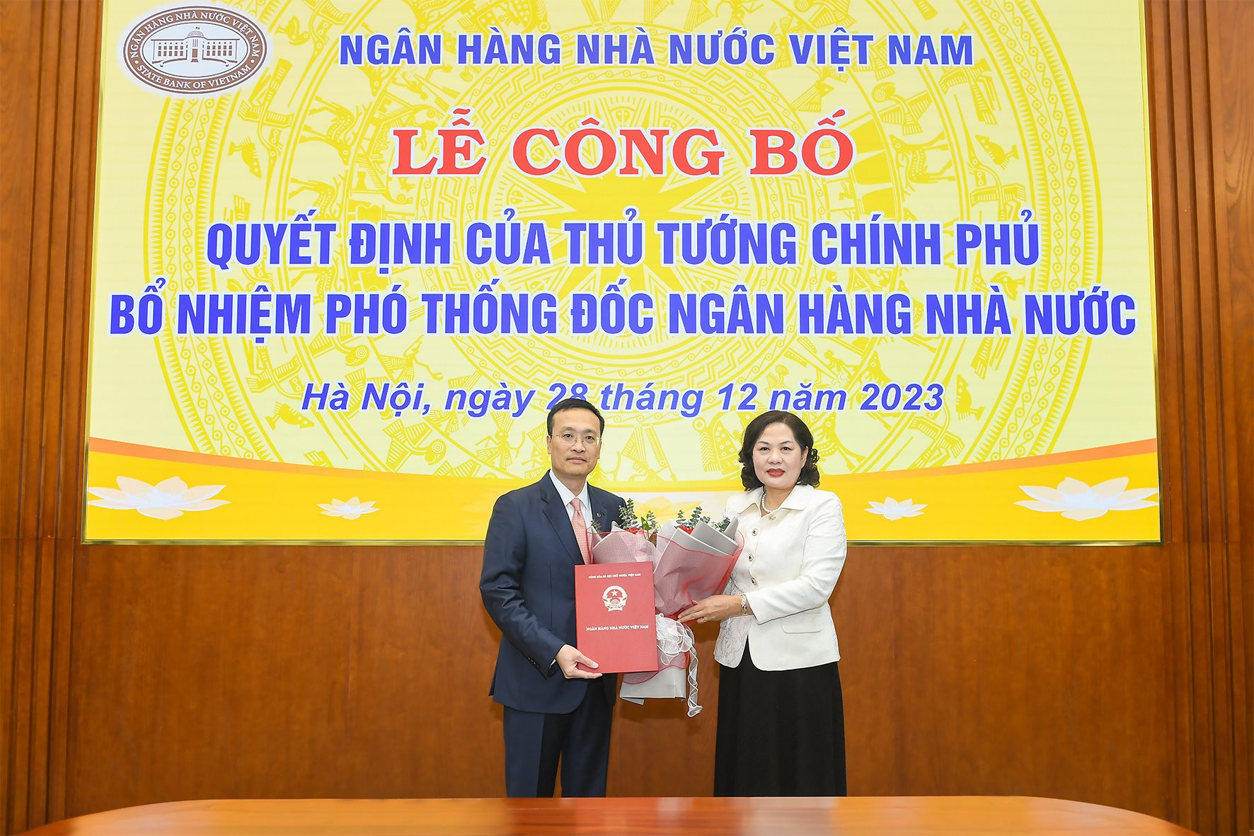 Đ/c Phạm Quang Dũng đón nhận Quyết định bổ nhiệm của Thủ tướng Chính phủ