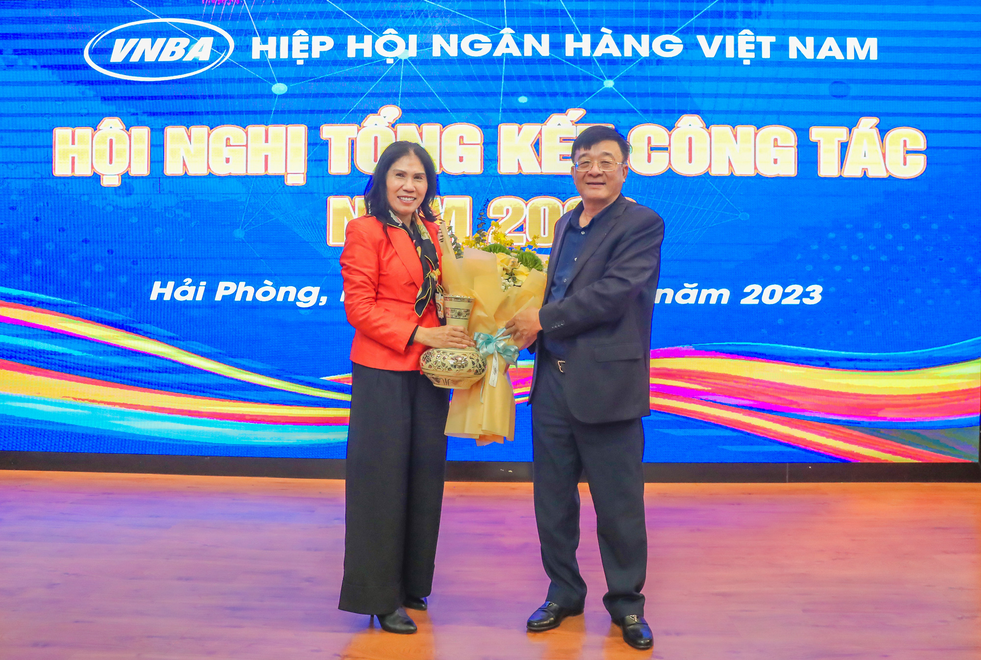 TS Nguyen Quoc Hung trao qua CVP