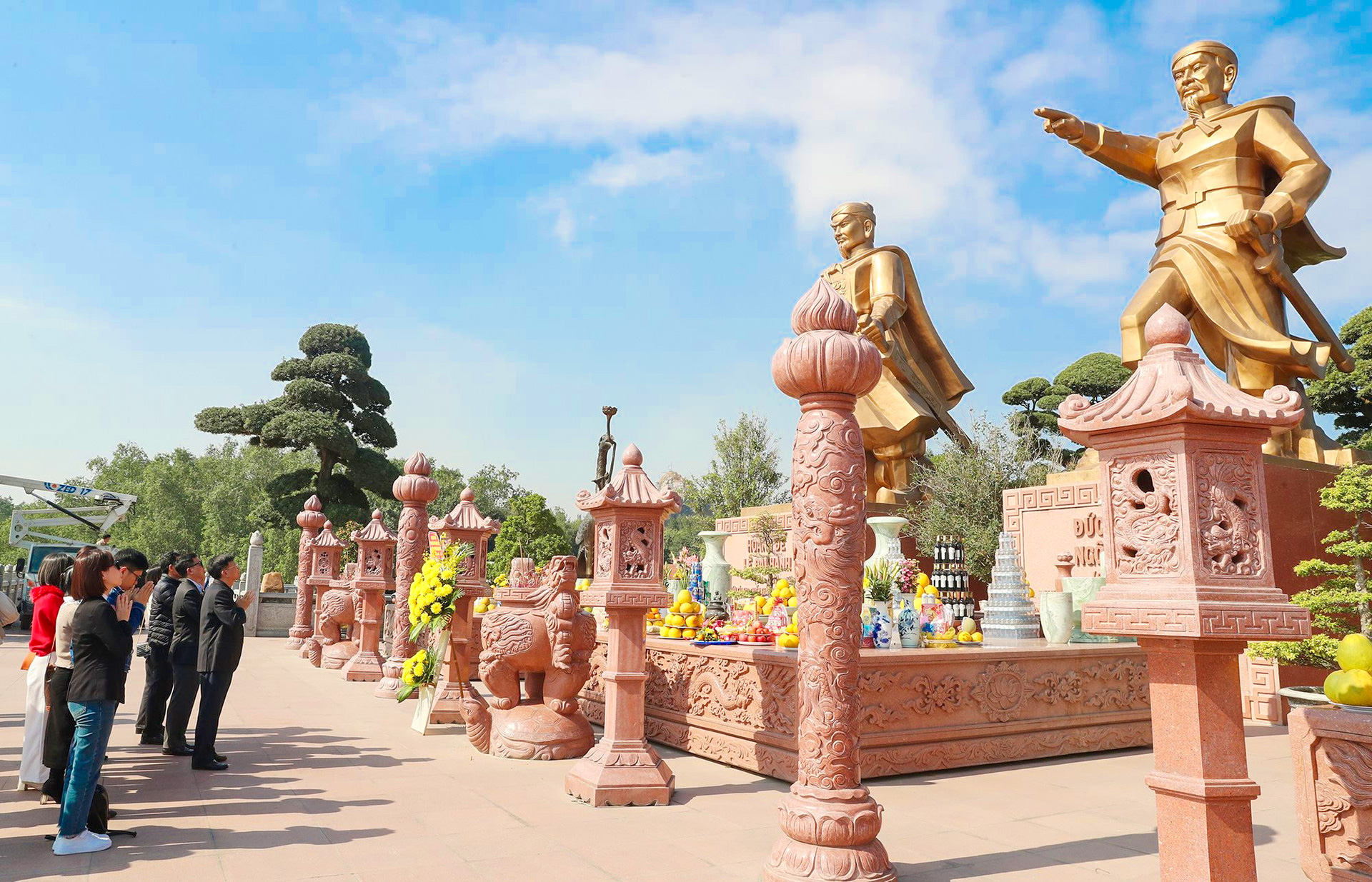 Các đảng viên, cán bộ, nhân viên Hiệp hội Ngân hàng Việt Nam dâng hương tại Quảng trường chiến thắng nằm ở ngã 3 sông Bạch Đằng và sông Thải...