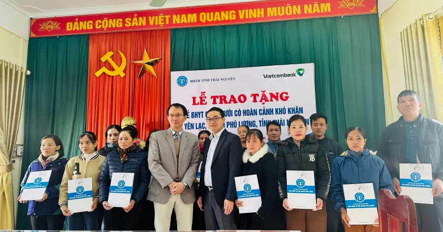 Ông Đinh Văn Sơn - Chủ tịch công đoàn, Phó giám đốc BHXH tỉnh Thái Nguyên (thứ 4 từ trái sang) và ông Phạm Quang Đạt - Chủ tịch Công đoàn, Phó Giám đốc Vietcombank Thái Nguyên (thứ 5 từ phải sang) trao quà cho người có hoàn cảnh khó khăn tại xã Yên Lạc, huyện Phú Lương, tỉnh Thái Nguyên