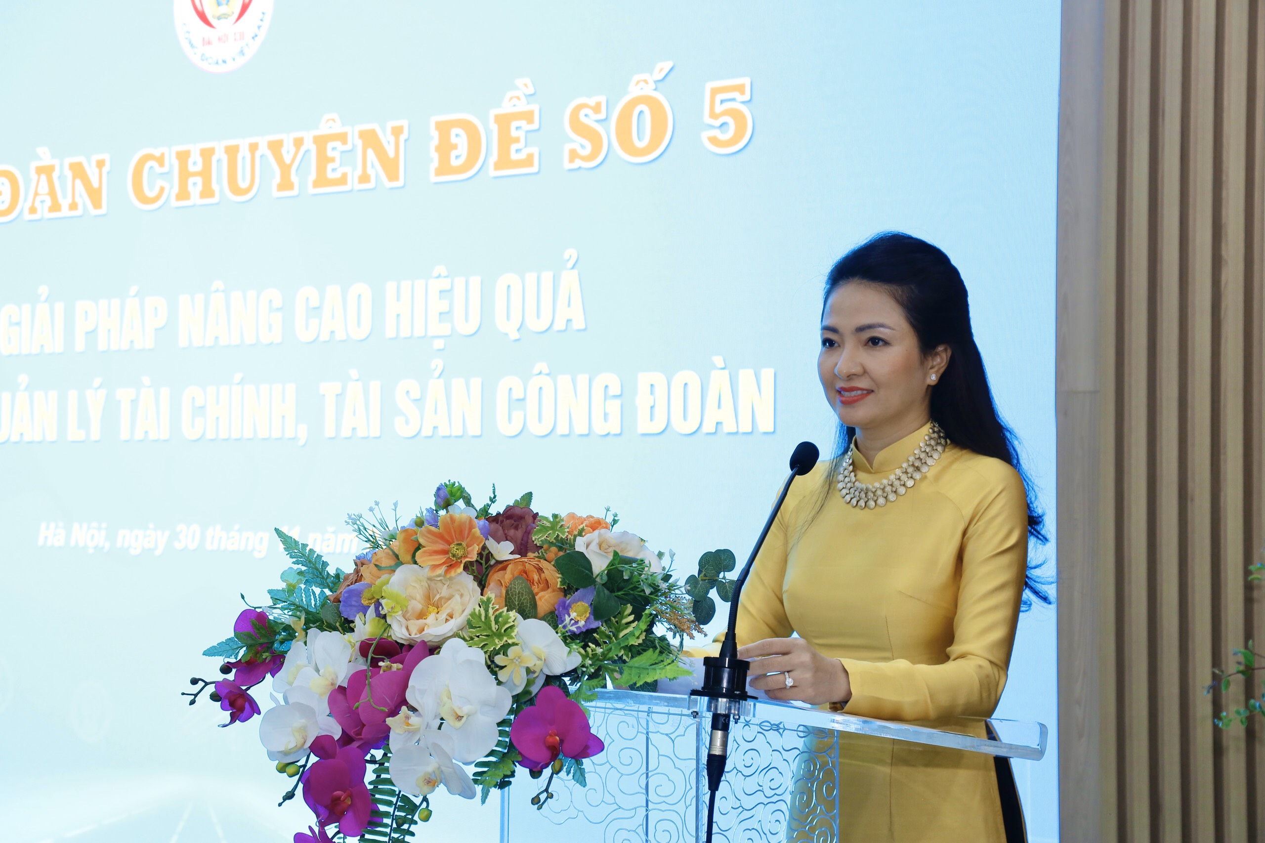 Đ/c Nguyễn Khánh Chi - Phó Chủ tịch thường trực Công đoàn Ngân hàng Việt Nam chia sẻ nội dung “Một số giải pháp của đơn vị được phân cấp thu trong quản lý và đối chiếu số thu kinh phí công đoàn và đoàn phí công đoàn” tại Diễn đàn chuyên đề số 5
