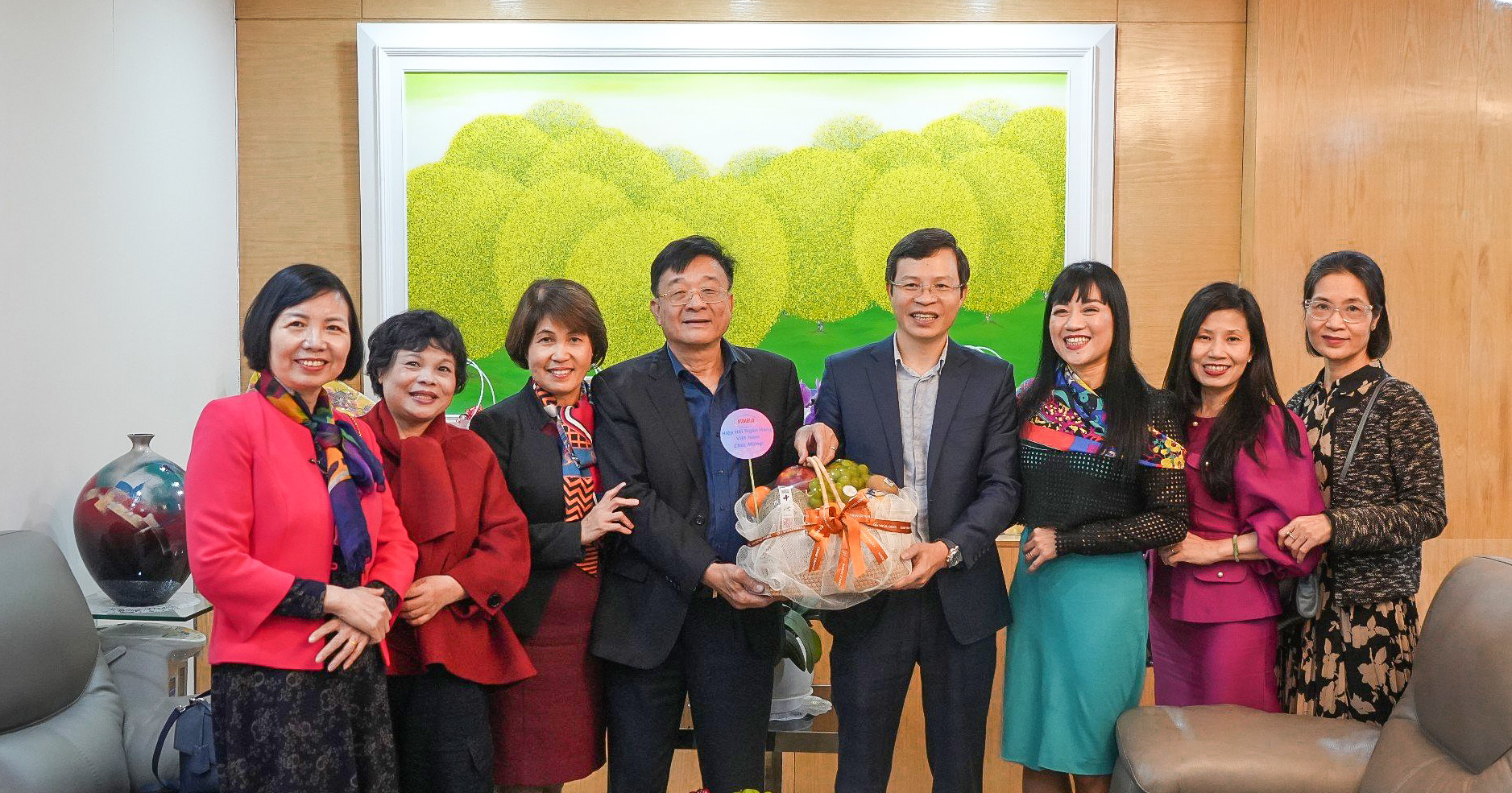 Phó Chủ tịch, Tổng Thư ký Nguyễn Quốc Hùng động viên, chúc mừng công tác quyết toán niên độ 2023 tại chi nhánh Agribank Hà Nội