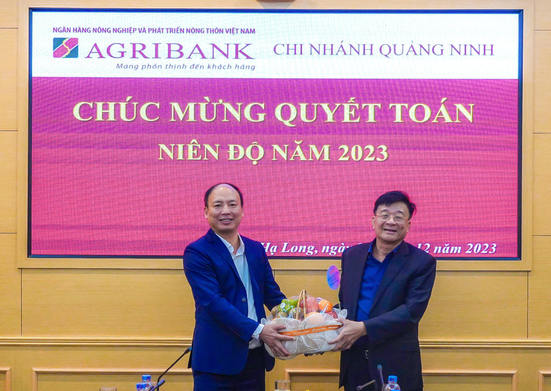 Phó Chủ tịch, Tổng Thư ký Nguyễn Quốc Hùng động viên, chúc mừng công tác quyết toán niên độ 2023 tại chi nhánh Agribank Quảng Ninh