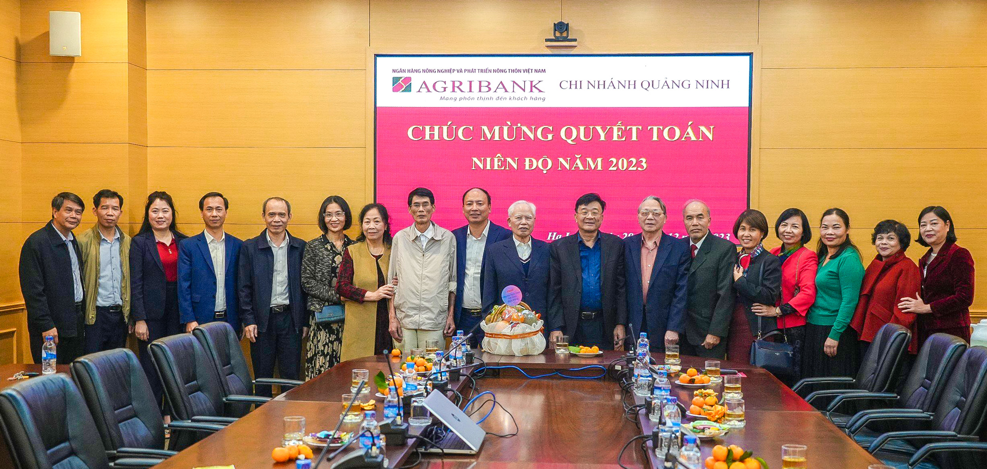 Phó Chủ tịch, Tổng Thư ký Nguyễn Quốc Hùng chụp ảnh lưu niệm với Lãnh đạo Agribank chi nhánh Quảng Ninh