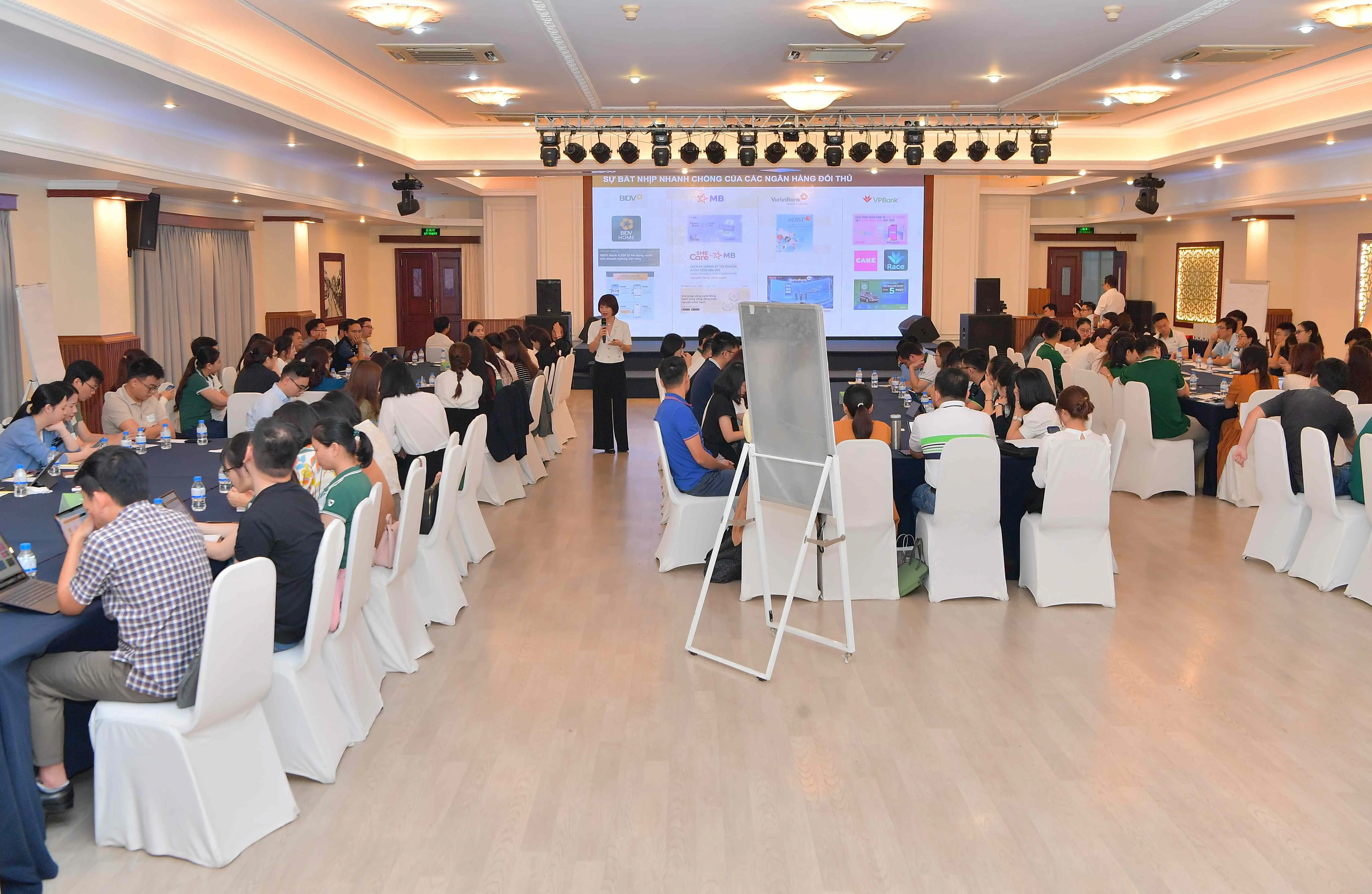 Bà Trần Phương Hiền - Phó trưởng phòng GPKSBB trình bày bài giảng tại chương trình đào tạo
