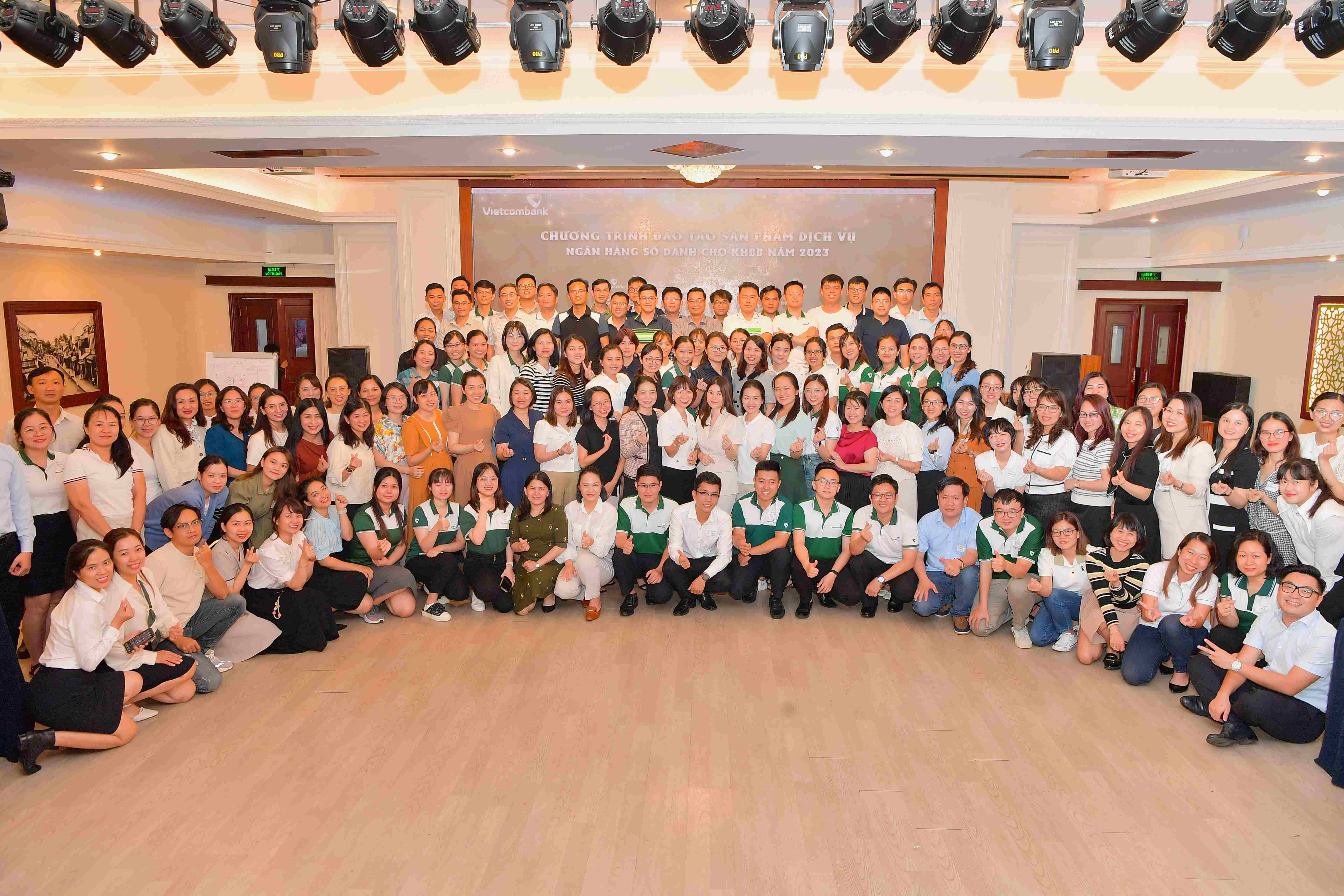 Ban Tổ chức chương trình và học viên chụp hình lưu niệm kết thúc chương trình đào tạo