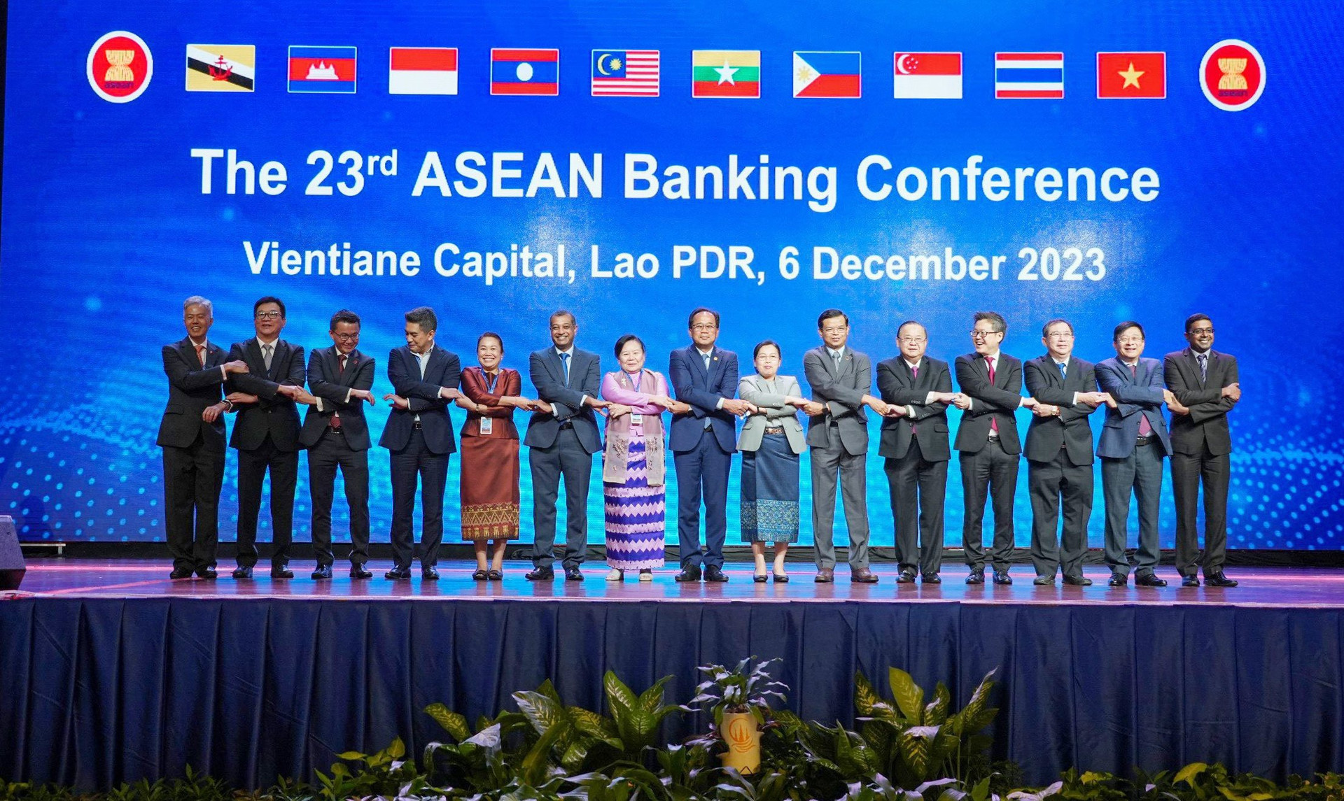Trưởng các đoàn Hiệp hội Ngân hàng các quốc gia thành viên ASEAN chụp ảnh lưu niệm cùng Tổng Thư ký Hiệp hội Ngân hàng ASEAN. Ảnh: Bảo Đăng