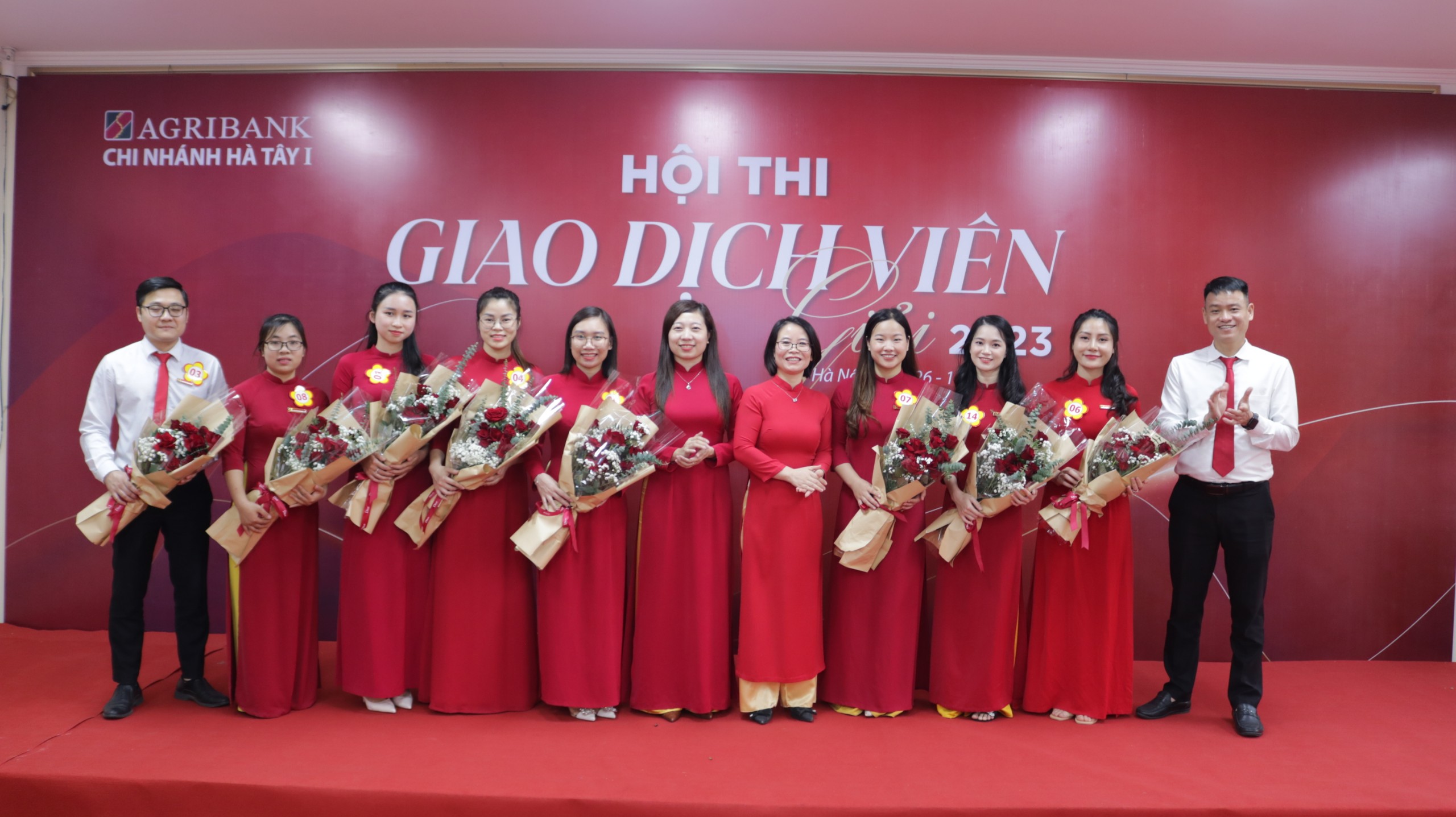 Lãnh đạo Agribank Chi nhánh Hà Tây I trao giải cho những thí sinh đạt giải cao nhất