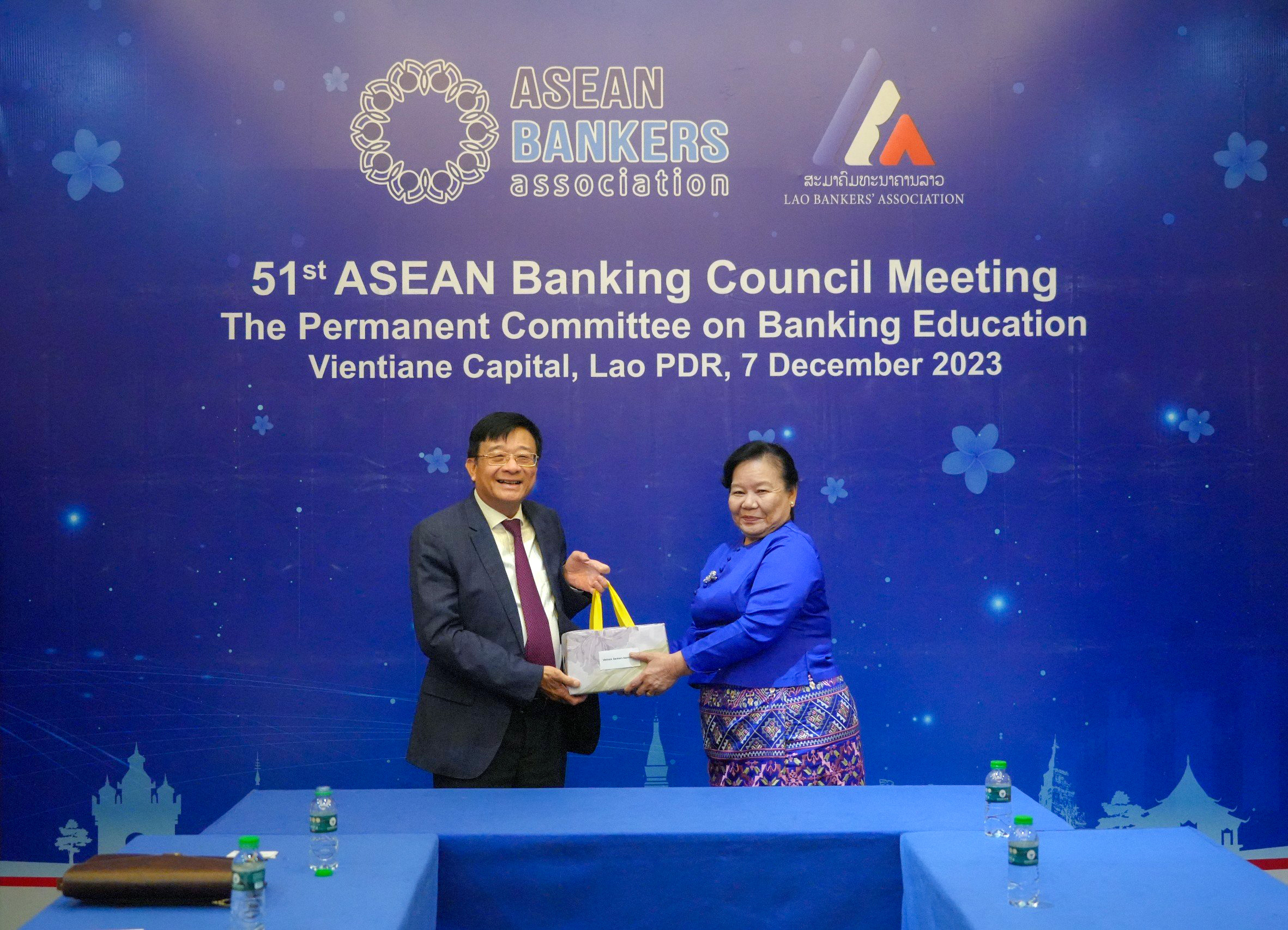 Hiệp hội Ngân hàng Việt Nam trao quà kỷ niệm Hiệp hội Ngân hàng Myanmar