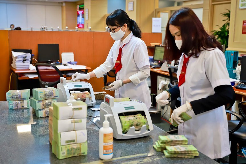 Kiểm đếm tại ngân hàng Agribank. (Ảnh: Vietnam+)