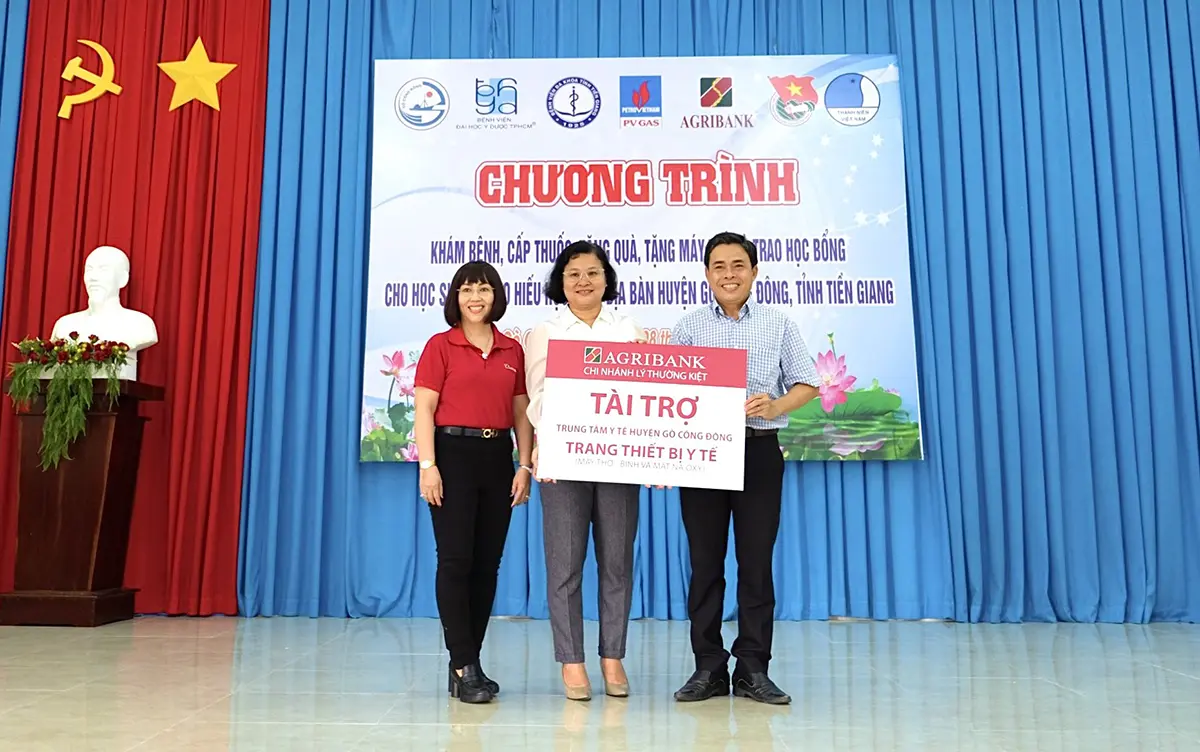 Agribank Lý Thường Kiệt tặng vật tư y tế và học bổng cho học sinh huyện Gò Công Đông, Tiền Giang
