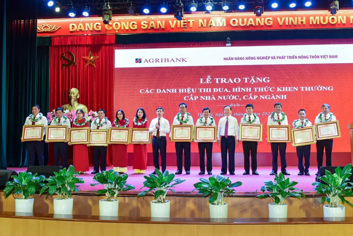 Ngân hàng Agribank khẳng định vai trò chủ lực luôn sẵn sàng chia sẻ và đồng hành cùng khách hàng vượt khó