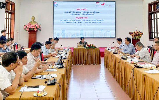 Quang cảnh Hội thảo công bố Báo cáo "Kinh tế Việt Nam 6 tháng đầu năm và triển vọng cuối năm 2023" Còn khoảng cách so với mục tiêu đề ra TS. Trần Thị Hồng Minh, Viện trưởng CIEM đánh giá, diễn biến kinh tế thế giới trong giai đoạn 6 tháng đầu năm 2023 có khá nhiều gam màu khác nhau. Có những khó khăn đã được dự báo từ trước, nhưng cũng có khá nhiều yếu tố bất định trong 6 tháng đầu năm 2023. Những khó khăn, thách thức rất lớn từ bối cảnh kinh tế thế giới đã ảnh hưởng rất nghiêm trọng đến một nền kinh tế có độ mở lớn như Việt Nam. Những khó khăn, thách thức ấy đã ít nhiều làm bộc lộ rõ nét hơn những vấn đề nội tại của nền kinh tế. Trong bối cảnh ấy, Việt Nam đã đạt được những kết quả quan trọng trong giữ vững ổn định kinh tế vĩ mô, kiểm soát lạm phát, bảo đảm các cân đối lớn, củng cố an sinh xã hội. Ngay từ đầu năm, Chính phủ đã chú trọng công tác hoàn thiện thể chế, chính sách, khơi thông nguồn lực đầu tư cho nền kinh tế. Tư duy về cơ chế thử nghiệm cho một số ngành, lĩnh vực, và cơ chế đặc thù cho vùng, địa phương được cân nhắc tích cực hơn. Chính phủ cũng tập trung xử lý các vấn đề tồn đọng, các dự án không hiệu quả; các vấn đề phát sinh trong cung ứng xăng dầu, trang thiết bị, vật tư y tế, điện, trái phiếu doanh nghiệp, hệ thống đăng kiểm; đẩy nhanh xây dựng các công trình hạ tầng giao thông và dự án quan trọng quốc gia; tìm kiếm cơ hội xuất khẩu; đẩy nhanh việc xây dựng và tổ chức thực hiện các quy hoạch cấp quốc gia, vùng, tỉnh và ngành;... Môi trường đầu tư kinh doanh tiếp tục được cải thiện theo hướng tháo gỡ rào cản, vướng mắc về quy định. Dù còn khoảng cách so với mục tiêu đề ra, tăng trưởng kinh tế của Việt Nam đã có sự cải thiện giữa các quý, đạt 3,28% trong quý I/2023 và 4,14% trong quý II/2023. Tính chung 6 tháng đầu năm 2023, tốc độ tăng trưởng đạt 3,72%. Ngoài ra, chỉ số CPI bình quân 6 tháng đầu năm tăng 3,29% so với cùng kỳ năm 2022, thấp hơn nhiều so với mục tiêu đề ra cho cả năm 2023 (4,5%). Đây là thành công quan trọng trong điều hành chính sách kinh tế - xã hội trong các tháng đầu năm. Theo CIEM, kết quả tăng trưởng kinh tế 6 tháng đầu năm vẫn còn có một khoảng cách so với mục tiêu đề ra cho cả năm 2023. Tuy vậy, giai đoạn 6 tháng đầu năm 2023 cũng đã giúp Việt Nam có những hình dung rõ nét hơn về bối cảnh và yêu cầu phát triển kinh tế - xã hội trong nửa cuối năm 2023, cũng như các năm tiếp theo. Thực tiễn các năm 2020-2022 đã cho thấy, không ít lần Việt Nam gặp phải suy giảm tăng trưởng trong 1-2 quý đầu năm, nhưng sau đó đã phục hồi mạnh mẽ trong các tháng cuối năm. Ông Nguyễn Anh Dương, Trưởng ban Nghiên cứu tổng hợp của CIEM đưa nhận định, triển vọng kinh tế Việt Nam trong các tháng cuối năm 2023 có thể chịu ảnh hưởng của nhiều yếu tố: Khả năng tiếp tục và mức độ thắt chặt tiền tệ ở các nền kinh tế chủ chốt; các nền kinh tế chủ chốt sẽ gia tăng cạnh tranh chiến lược (cả về địa chính trị, kinh tế, công nghệ), song xu hướng cân bằng hợp tác theo hướng tránh “chọn bên” sẽ phổ biến hơn ở các nền kinh tế có quy mô nhỏ và trung bình; dòng vốn đầu tư nước ngoài tiếp tục có sự chuyển dịch trong bối cảnh các nước đang chuẩn bị thực thi Cơ chế thuế tối thiểu toàn cầu; tiến độ thực hiện các nhiệm vụ trong Chương trình phục hồi và phát triển kinh tế-xã hội; và năng lực của Việt Nam trong việc thực hiện hài hòa, song hành cả chuyển đổi số và chuyển đổi xanh. Ông Dương kiến nghị trong quá trình này cần tăng cường đối thoại, tiếp nhận chia sẻ kinh nghiệm và hỗ trợ kỹ thuật của các đối tác sẽ có ý nghĩa quan trọng. 3 kịch bản tăng trưởng năm 2023 Dựa trên các kịch bản khác nhau gắn với bối cảnh kinh tế thế giới, chính sách kinh tế trong nước, CIEM đưa ra 3 kịch bản chính. Kết quả dự báo một số chỉ tiêu kinh tế vĩ mô năm 2023 Ba kich ban tang truong kinh te nam 2023 anh 2 Nguồn: Dự báo từ mô hình kinh tế lượng vĩ mô sử dụng số liệu năm Kịch bản 1 được xây dựng dựa trên giả thiết các yếu tố kinh tế thế giới tiếp tục duy trì phù hợp với đánh giá của các tổ chức quốc tế, và Việt Nam duy trì nỗ lực chính sách tương tự như nửa cuối các năm 2021-2022. Trong kịch bản này, Việt Nam có nỗ lực giải ngân đầu tư công, song chỉ đạt tỷ lệ trung bình của giai đoạn 2017-2022. Tốc độ tăng dư nợ tín dụng chỉ tăng ở mức tương đối khiêm tốn. Kịch bản này đưa ra, tăng trưởng GDP dự báo chỉ đạt 5,34% trong năm 2023. Xuất khẩu cả năm 2023 giảm 5,64% so với năm 2022. Chỉ số CPI bình quân cả năm 2023 tăng 3,43% so với năm 2022. Cán cân thương mại giữ được thặng dư ở mức 9,1 tỷ USD. Kịch bản 2 giữ nguyên hầu hết các giả thiết trong Kịch bản 1 liên quan đến yếu tố kinh tế thế giới, song có một số điều chỉnh về nới lỏng tiền tệ và tài khóa tích cực hơn ở Việt Nam. Tỷ lệ giải ngân đầu tư công bằng với mức cao nhất từng đạt được trong giai đoạn 2017-2022 (82%). Đáng lưu ý, kịch bản này không có thay đổi đáng kể về cải thiện các quy định về môi trường kinh doanh, cải cách thể chế nhằm mở rộng không gian kinh tế và năng suất lao động. Trong Kịch bản 2, tăng trưởng GDP dự báo ở mức 5,72% trong năm 2023. Xuất khẩu cả năm 2023 giảm 3,66% so với năm 2022. Chỉ số CPI bình quân cả năm 2023 tăng 3,87% so với năm 2022. Cán cân thương mại đạt thặng dư ở mức 10,3 tỷ USD. So với Kịch bản 1, thì Kịch bản 2 có kết quả tích cực hơn ở cả tăng trưởng GDP, tăng trưởng xuất khẩu và thặng dư thương mại. Tuy vậy, lạm phát (theo CPI bình quân) trong Kịch bản 2 cũng cao hơn một chút so với Kịch bản 1. Như vậy, chỉ tập trung vào nới lỏng tài khóa và tiền tệ mà không có các cải cách đủ kịp thời và căn bản đối với môi trường kinh doanh, thì hiệu quả đối với tăng trưởng kinh tế có phần hạn chế và sẽ đi kèm với áp lực lạm phát lớn hơn. Trong Kịch bản 3, tăng trưởng GDP dự báo ở mức 6,46% trong năm 2023. Xuất khẩu cả năm 2023 chỉ giảm 2,17% so với năm 2022. Chỉ số CPI bình quân cả năm 2023 tăng 4,39% so với năm 2022. Cán cân thương mại đạt thặng dư ở mức 6,8 tỷ USD. Theo thoibaonganhang.vn
